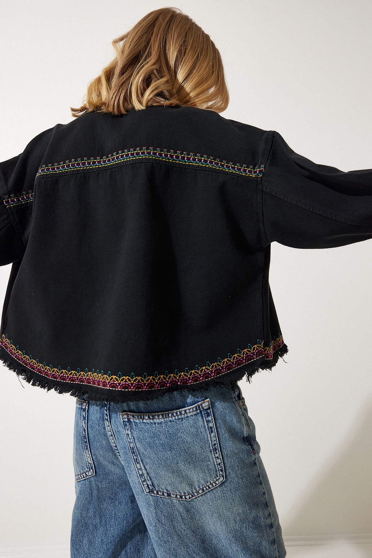 Kadın Siyah Nakışlı Püsküllü Oversize Denim Ceket SA00018 Kadın Siyah Nakışlı Püsküllü Oversize Denim Ceket SA00018