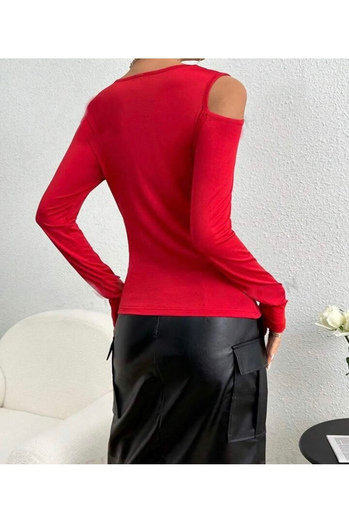 Yuvarlak yaka omuz detaylı bluz
