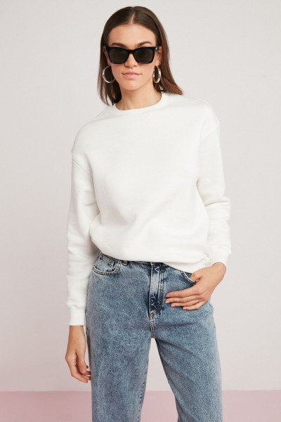 Vaneltına Kadın Içi Polarlı 3 Iplik Organik Pamuk Oversize Basic Bisiklet Yaka Beyaz Sweatshirt Vaneltına Kadın Içi Polarlı 3 Iplik Organik Pamuk Oversize Basic Bisiklet Yaka Beyaz Sweatshirt