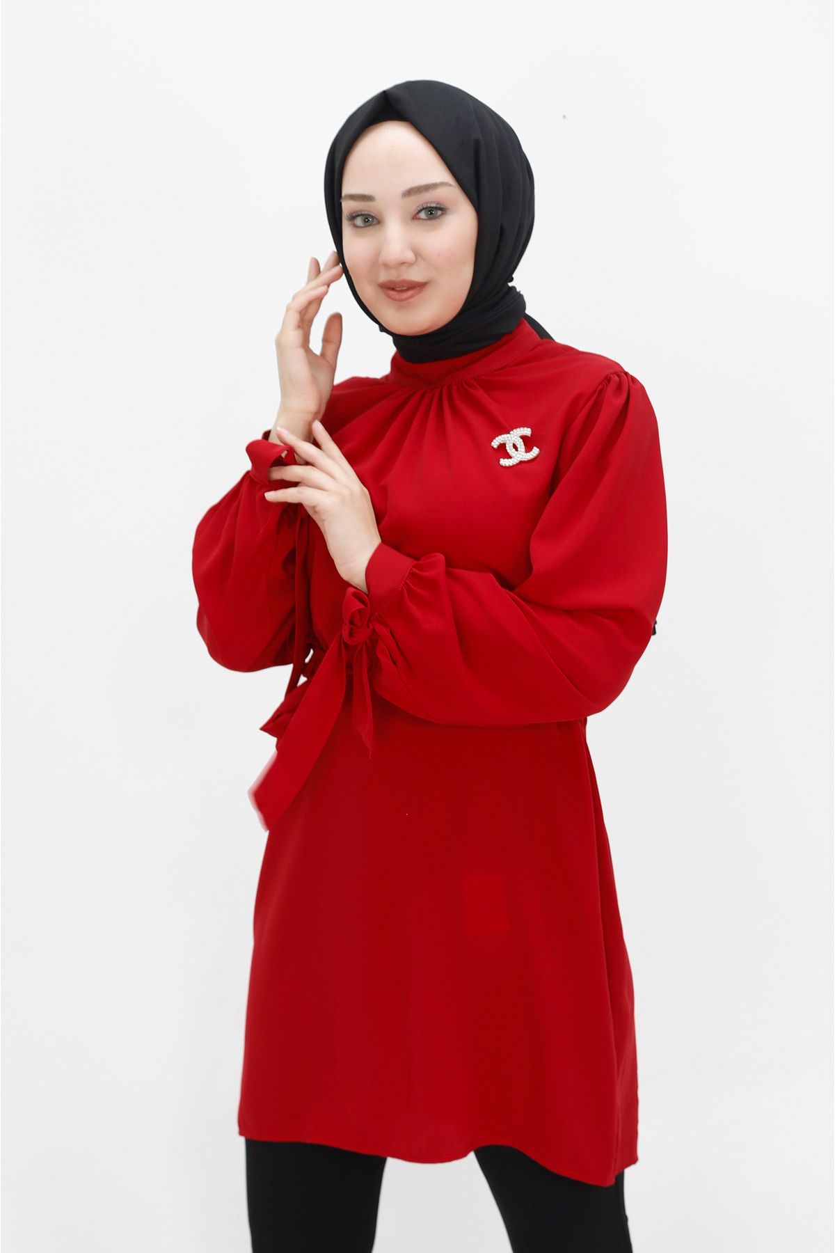 Kristal Kumaş Broşlu Tesettür Tunik Kristal Kumaş Broşlu Tesettür Tunik