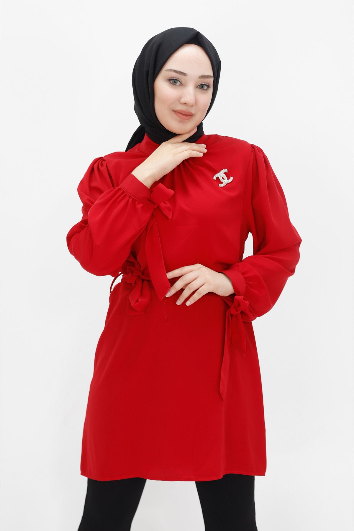 Kristal Kumaş Broşlu Tesettür Tunik Kristal Kumaş Broşlu Tesettür Tunik