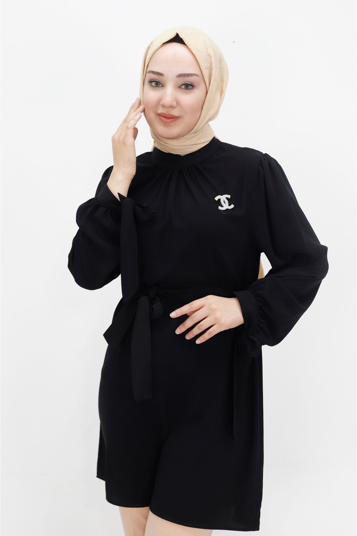 Kristal Kumaş Broşlu Tesettür Tunik Kristal Kumaş Broşlu Tesettür Tunik