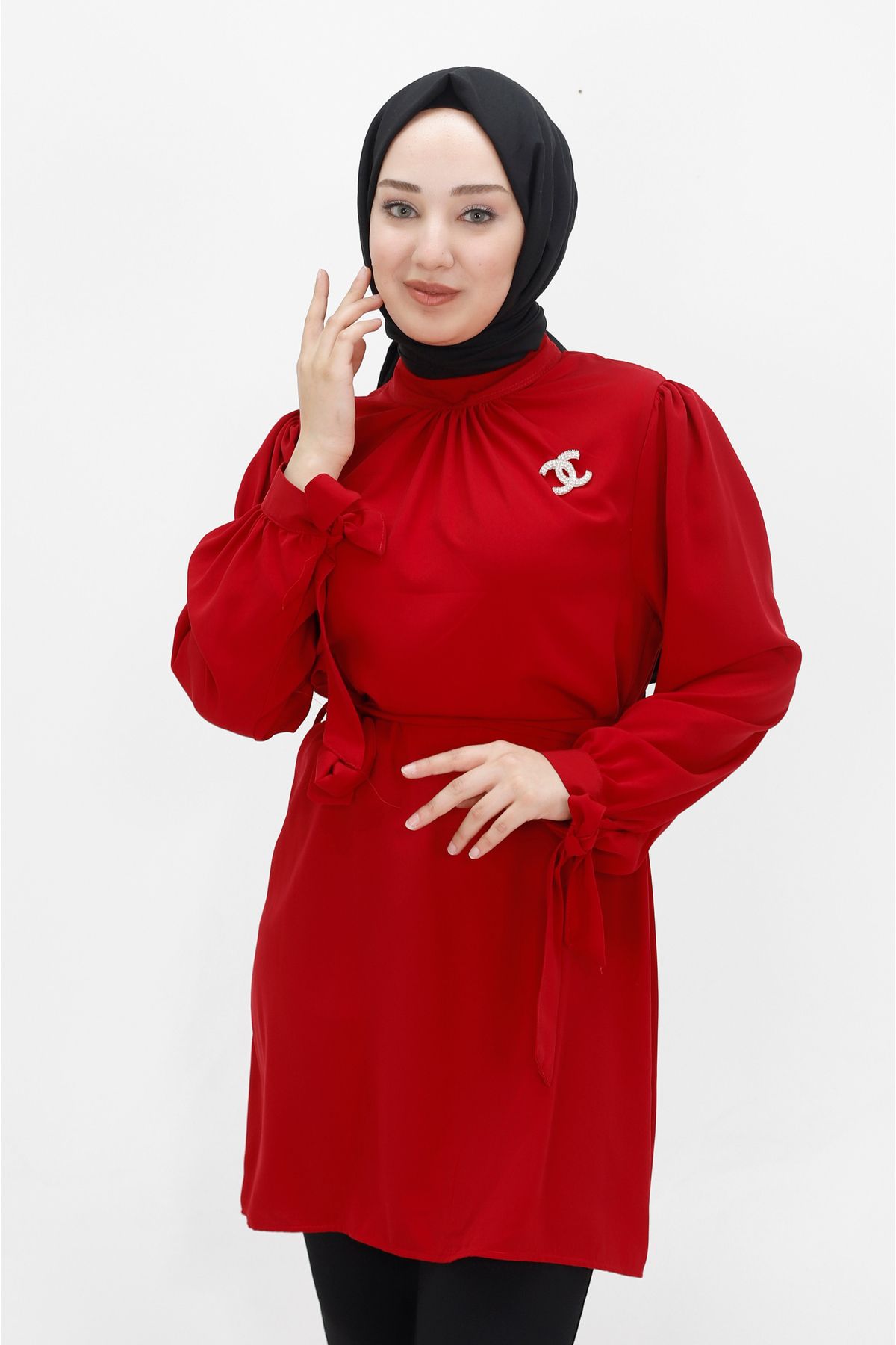 Kristal Kumaş Broşlu Tesettür Tunik Kristal Kumaş Broşlu Tesettür Tunik