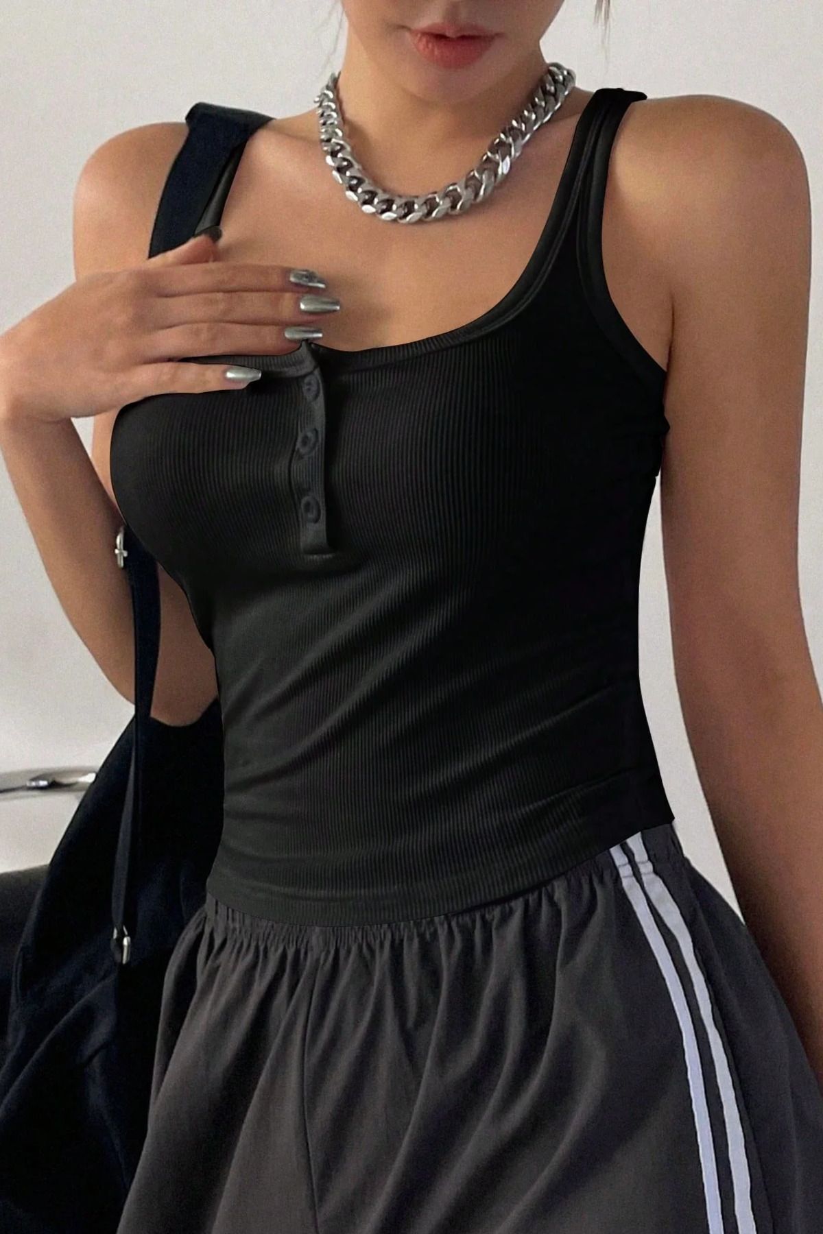 Kadın Siyah Kaşkorse Geniş Askılı Düğmeli Crop Bluz Kadın Siyah Kaşkorse Geniş Askılı Düğmeli Crop Bluz