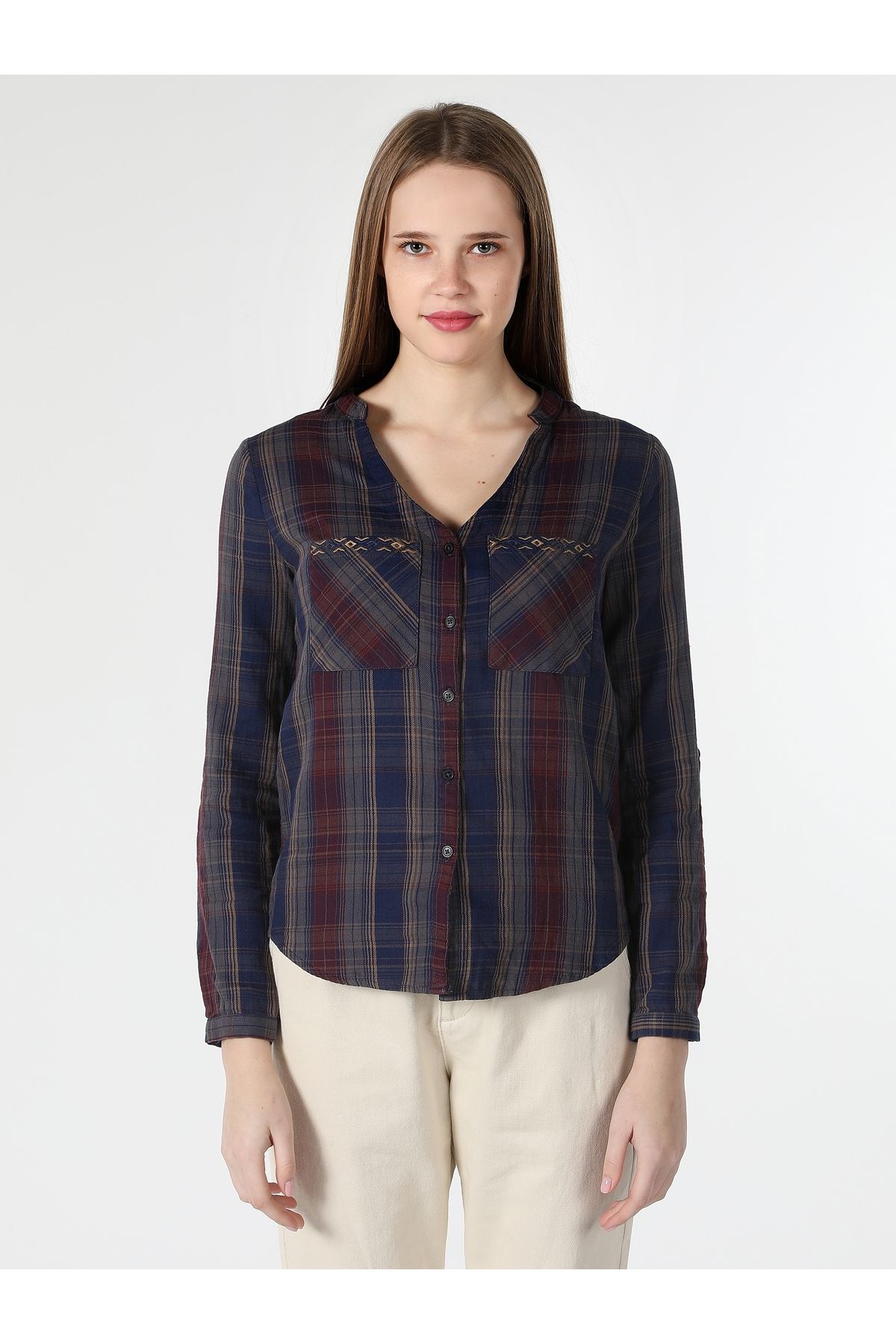 Regular Fit V Yaka Kareli Lacivert Kadın Uzun Kol Gömlek Cl1061052 Regular Fit V Yaka Kareli Lacivert Kadın Uzun Kol Gömlek Cl1061052