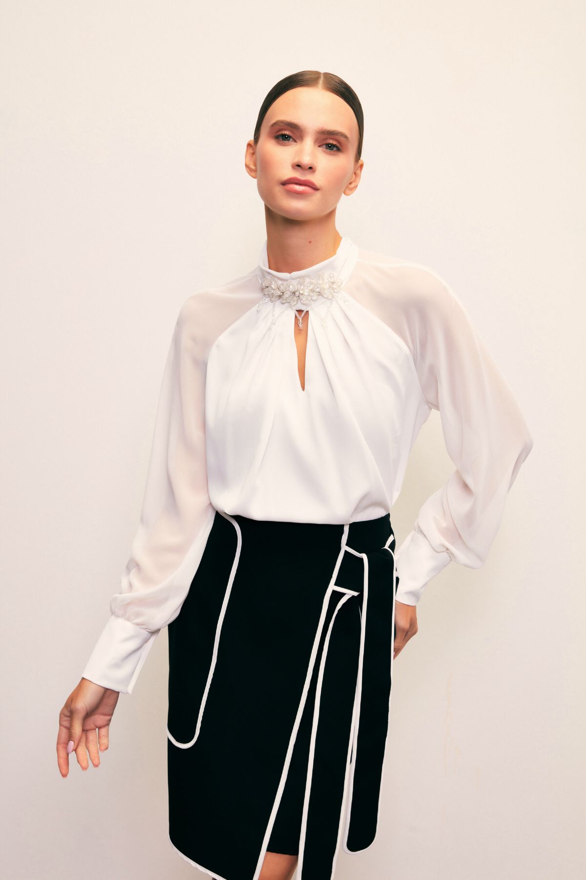 Yaka Aksesuarlı Bluz - EKRU Yaka Aksesuarlı Bluz - EKRU