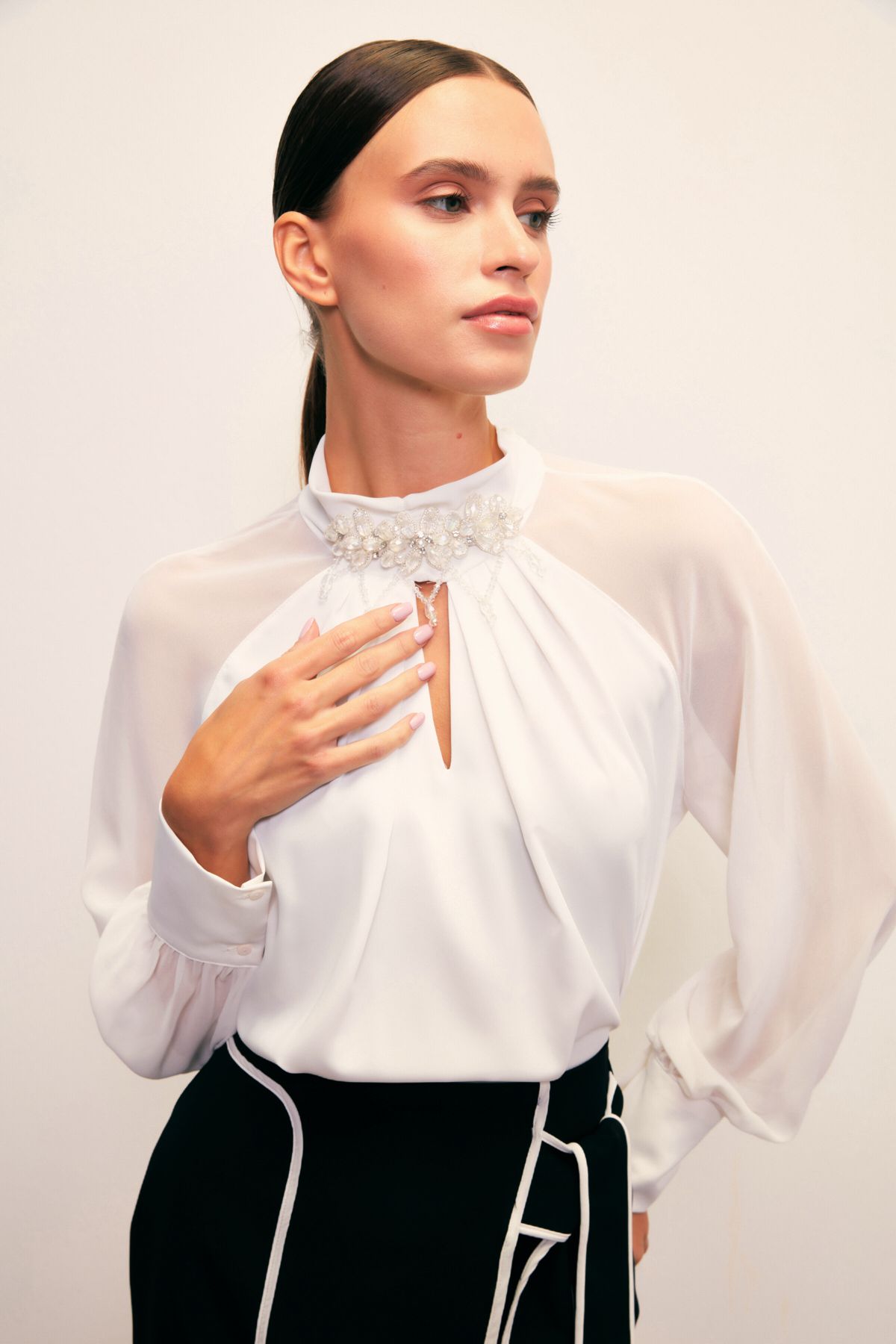 Yaka Aksesuarlı Bluz - EKRU Yaka Aksesuarlı Bluz - EKRU