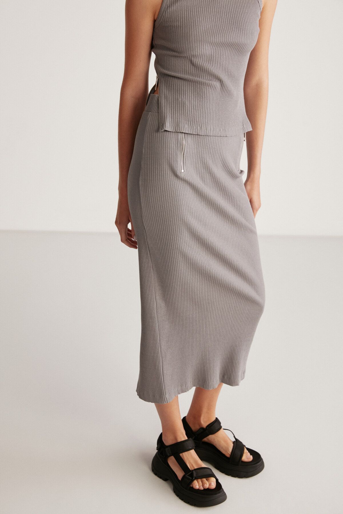 Lauren Kadın Slim Fit Fermuar Detaylı Midi Gri Etek Lauren Kadın Slim Fit Fermuar Detaylı Midi Gri Etek