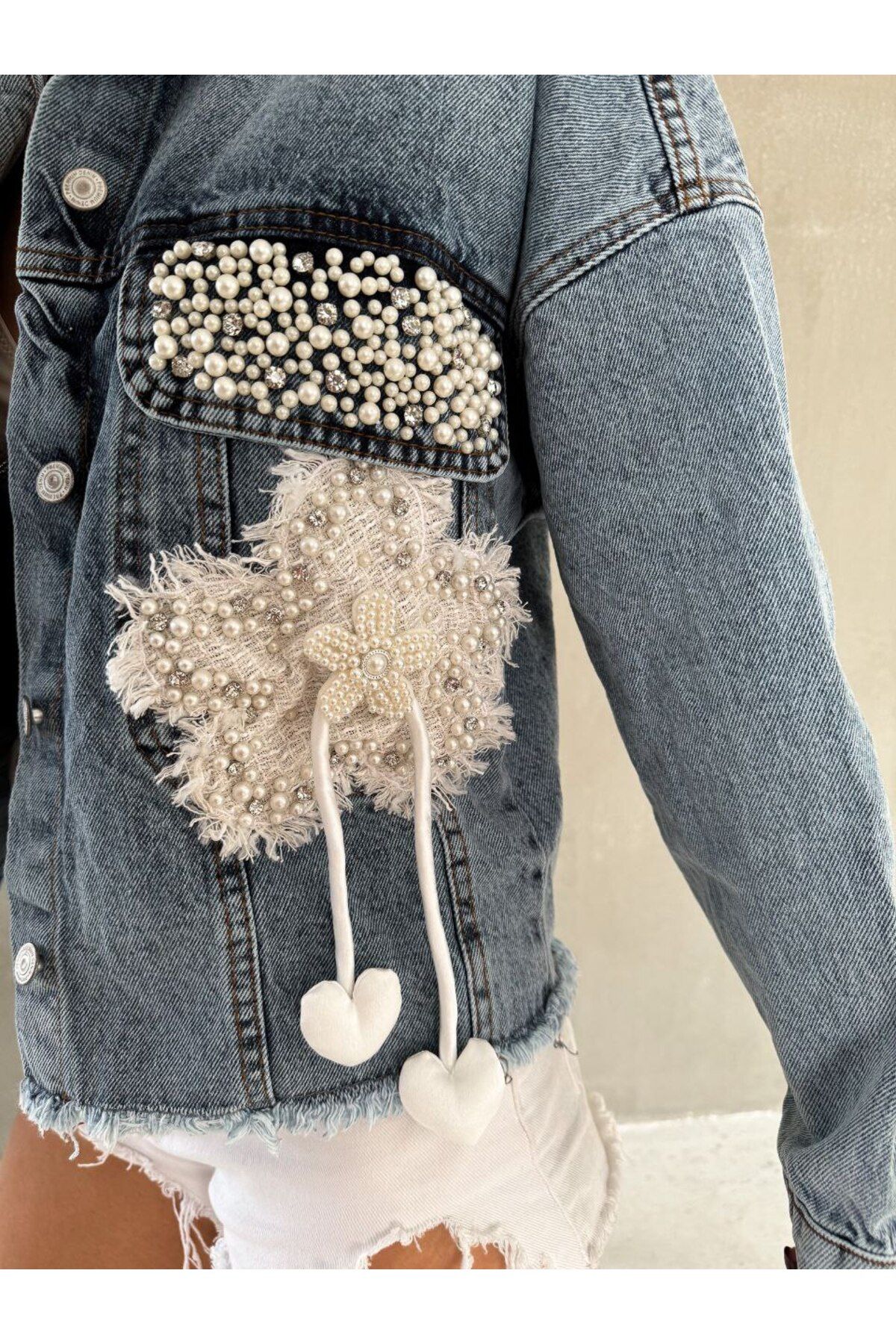 OREO Kadın Taş ve İnci İşlemeli Kalp Ponponlu Oversize Kot Ceket OREO Kadın Taş ve İnci İşlemeli Kalp Ponponlu Oversize Kot Ceket