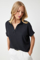 Kadın Siyah Polo Yaka Örme Krinkıl Bluz DD01299 Kadın Siyah Polo Yaka Örme Krinkıl Bluz DD01299