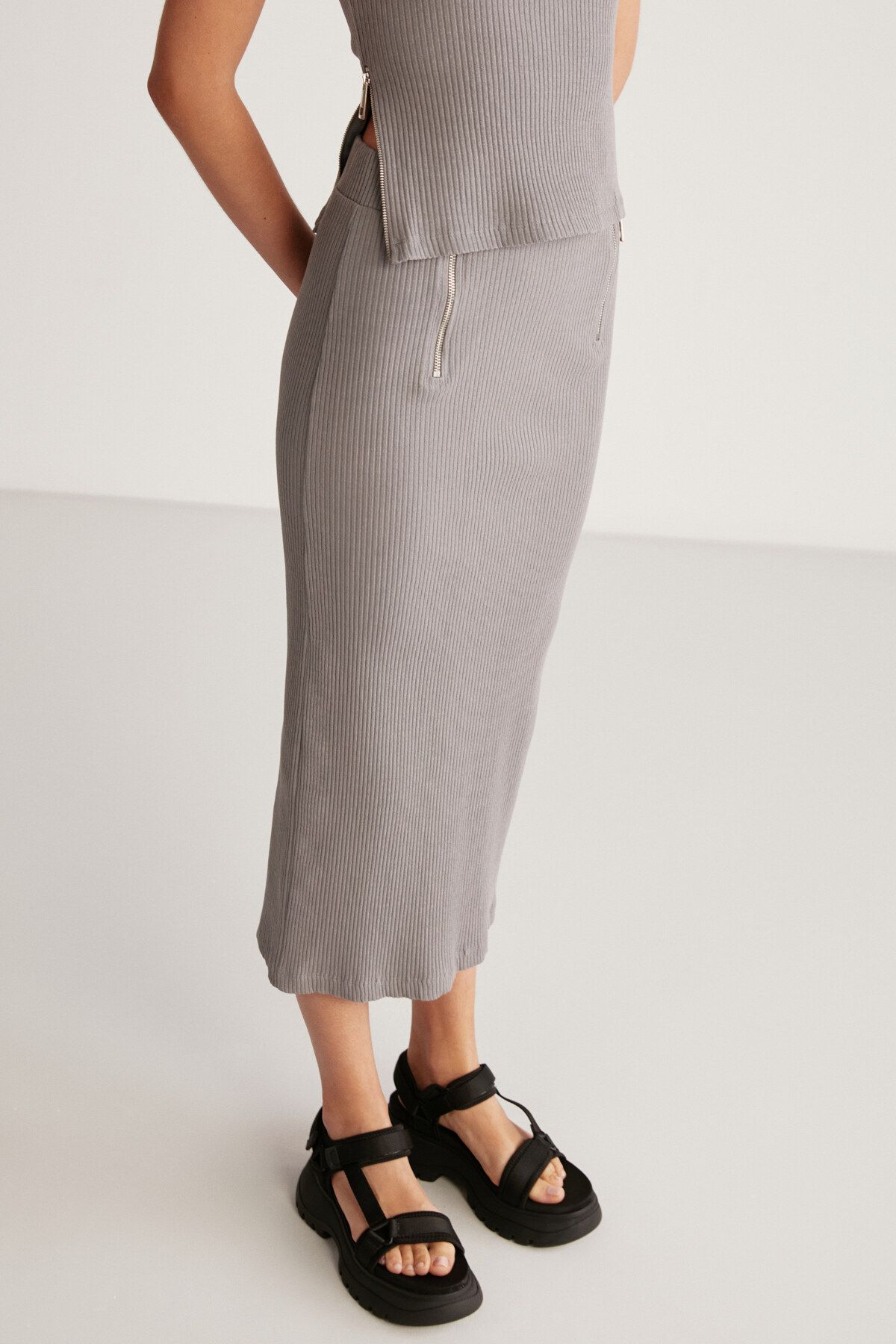 Lauren Kadın Slim Fit Fermuar Detaylı Midi Gri Etek Lauren Kadın Slim Fit Fermuar Detaylı Midi Gri Etek