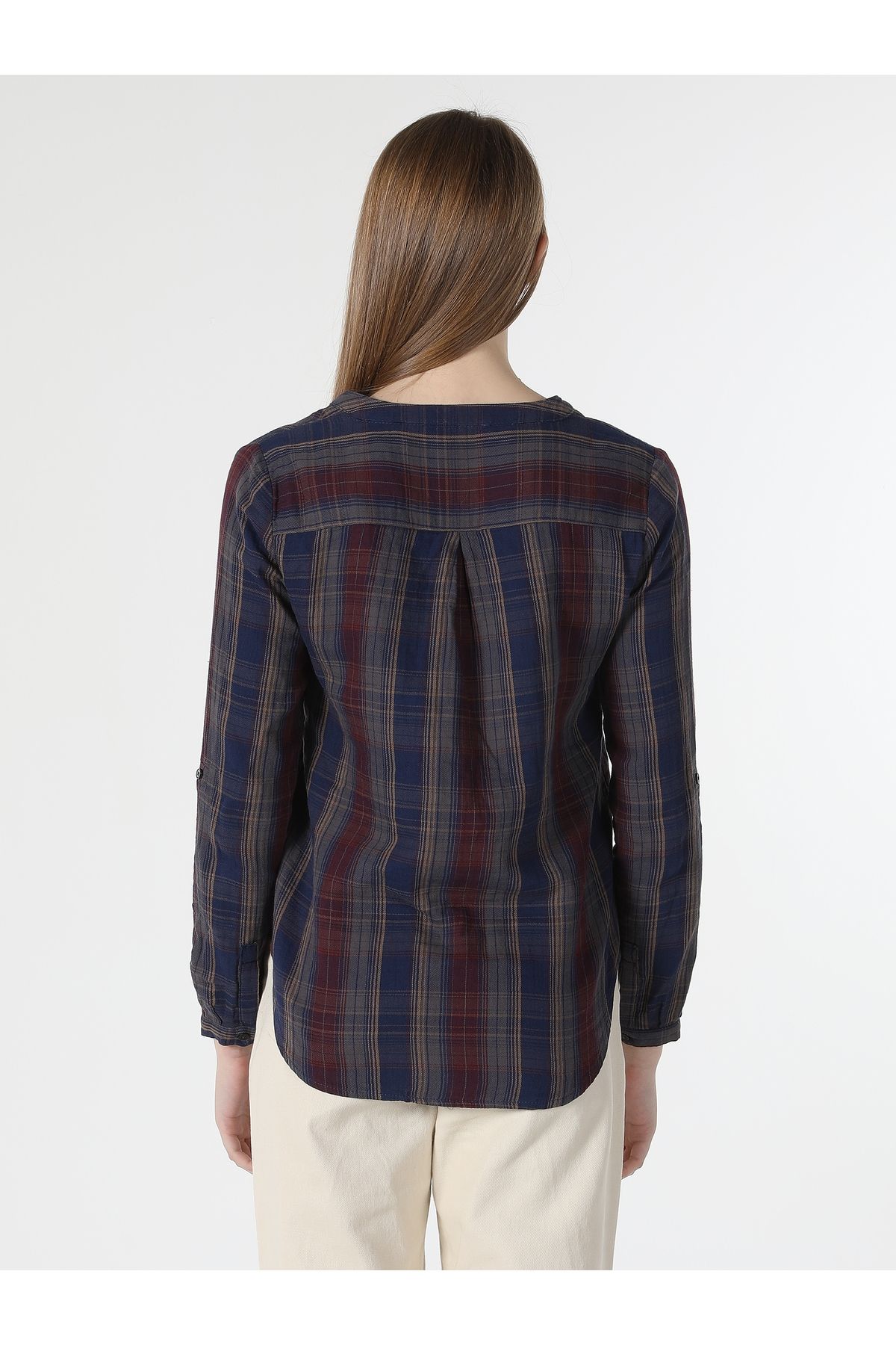 Regular Fit V Yaka Kareli Lacivert Kadın Uzun Kol Gömlek Cl1061052 Regular Fit V Yaka Kareli Lacivert Kadın Uzun Kol Gömlek Cl1061052