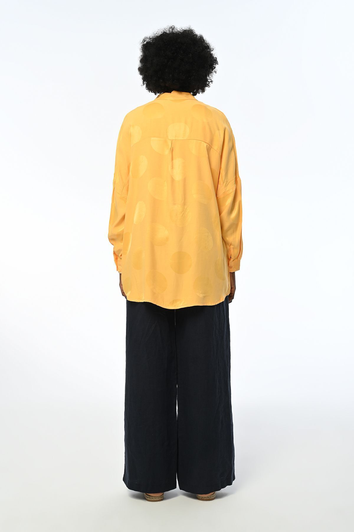 KADIN OVERSIZE KALIP SARI JAKARLI YUVARLAK DESENLİ GÖMLEK