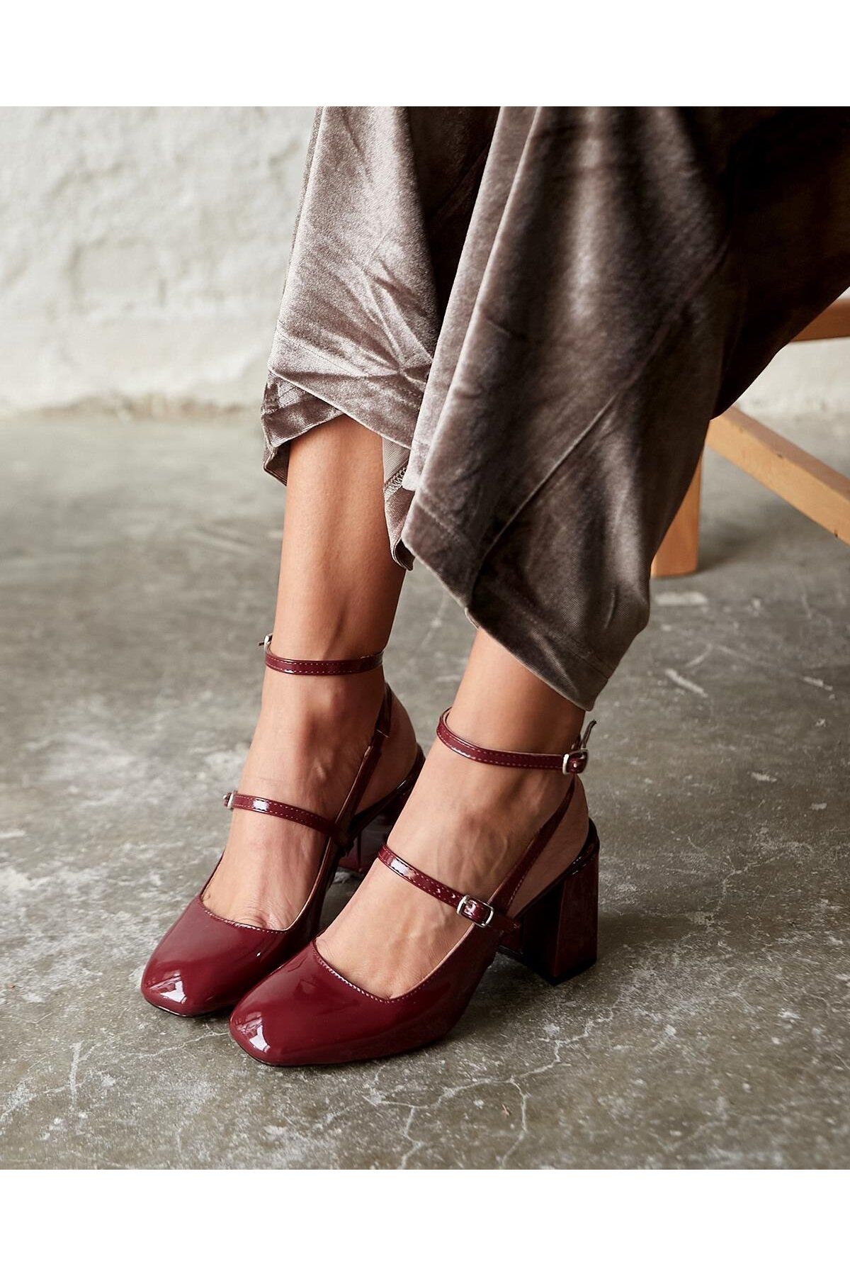 Lady Bordo Rugan 7 Cm Kalın Topuklu Mary Jane Küt Kare Burun Arkası Açık Rahat Ayakkabı Lady Bordo Rugan 7 Cm Kalın Topuklu Mary Jane Küt Kare Burun Arkası Açık Rahat Ayakkabı