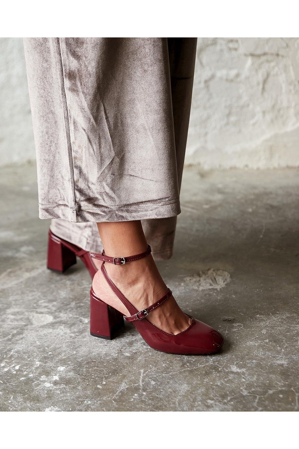 Lady Bordo Rugan 7 Cm Kalın Topuklu Mary Jane Küt Kare Burun Arkası Açık Rahat Ayakkabı Lady Bordo Rugan 7 Cm Kalın Topuklu Mary Jane Küt Kare Burun Arkası Açık Rahat Ayakkabı