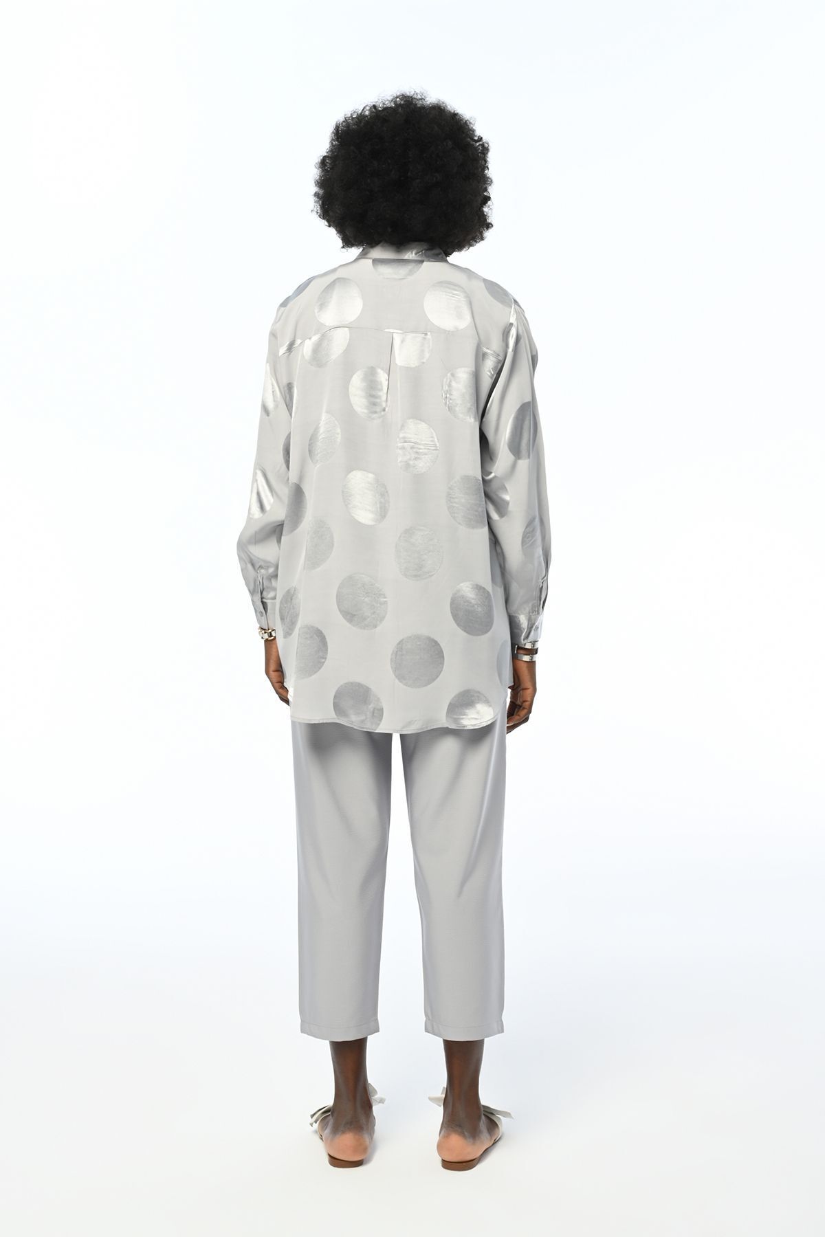 KADIN OVERSIZE YUVARLAK DESEN GRİ GÖMLEK KADIN OVERSIZE YUVARLAK DESEN GRİ GÖMLEK