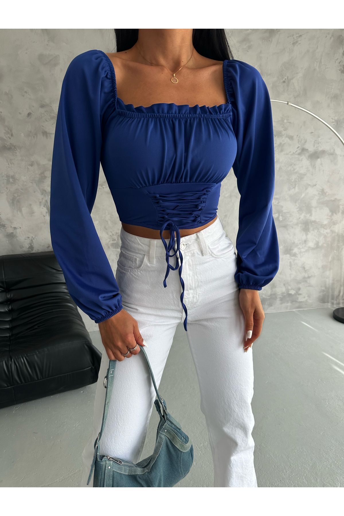 Kadın Saks Balon Kol Bağlamalı Korse Görünümlü Madonna Yaka Dalgıç Kumaş Crop Bluz Kadın Saks Balon Kol Bağlamalı Korse Görünümlü Madonna Yaka Dalgıç Kumaş Crop Bluz