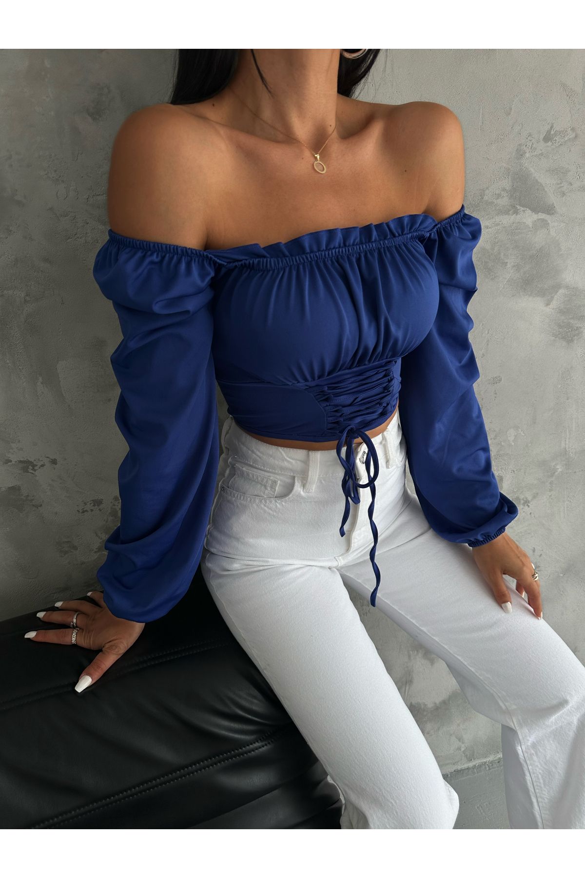 Kadın Saks Balon Kol Bağlamalı Korse Görünümlü Madonna Yaka Dalgıç Kumaş Crop Bluz Kadın Saks Balon Kol Bağlamalı Korse Görünümlü Madonna Yaka Dalgıç Kumaş Crop Bluz