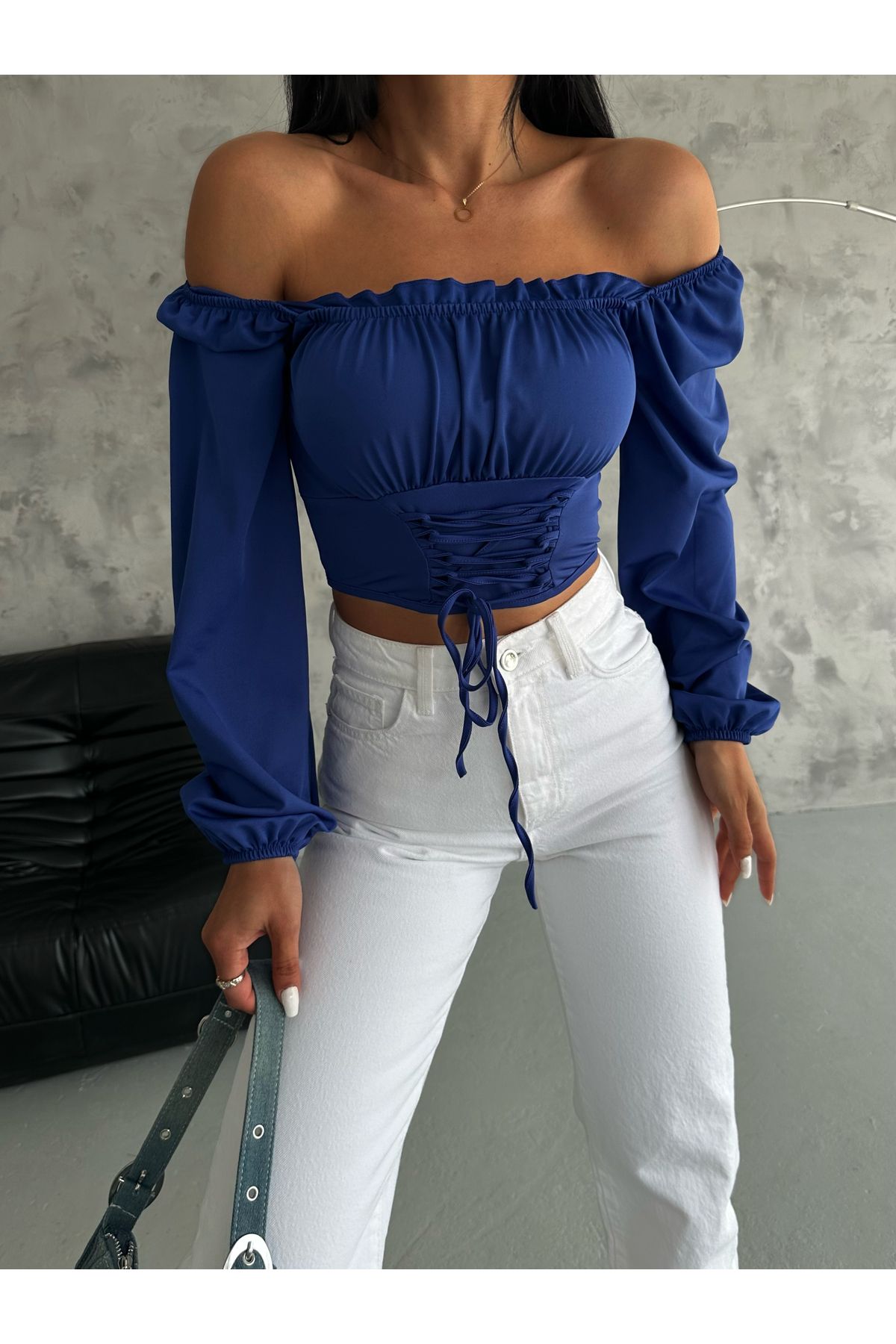 Kadın Saks Balon Kol Bağlamalı Korse Görünümlü Madonna Yaka Dalgıç Kumaş Crop Bluz Kadın Saks Balon Kol Bağlamalı Korse Görünümlü Madonna Yaka Dalgıç Kumaş Crop Bluz