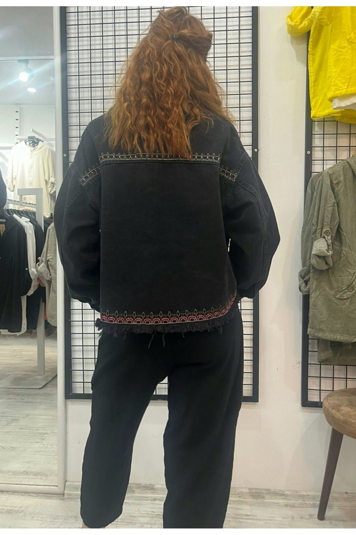 Nakış İşlemeli Püskül Detaylı Kısa Denim Ceket Nakış İşlemeli Püskül Detaylı Kısa Denim Ceket