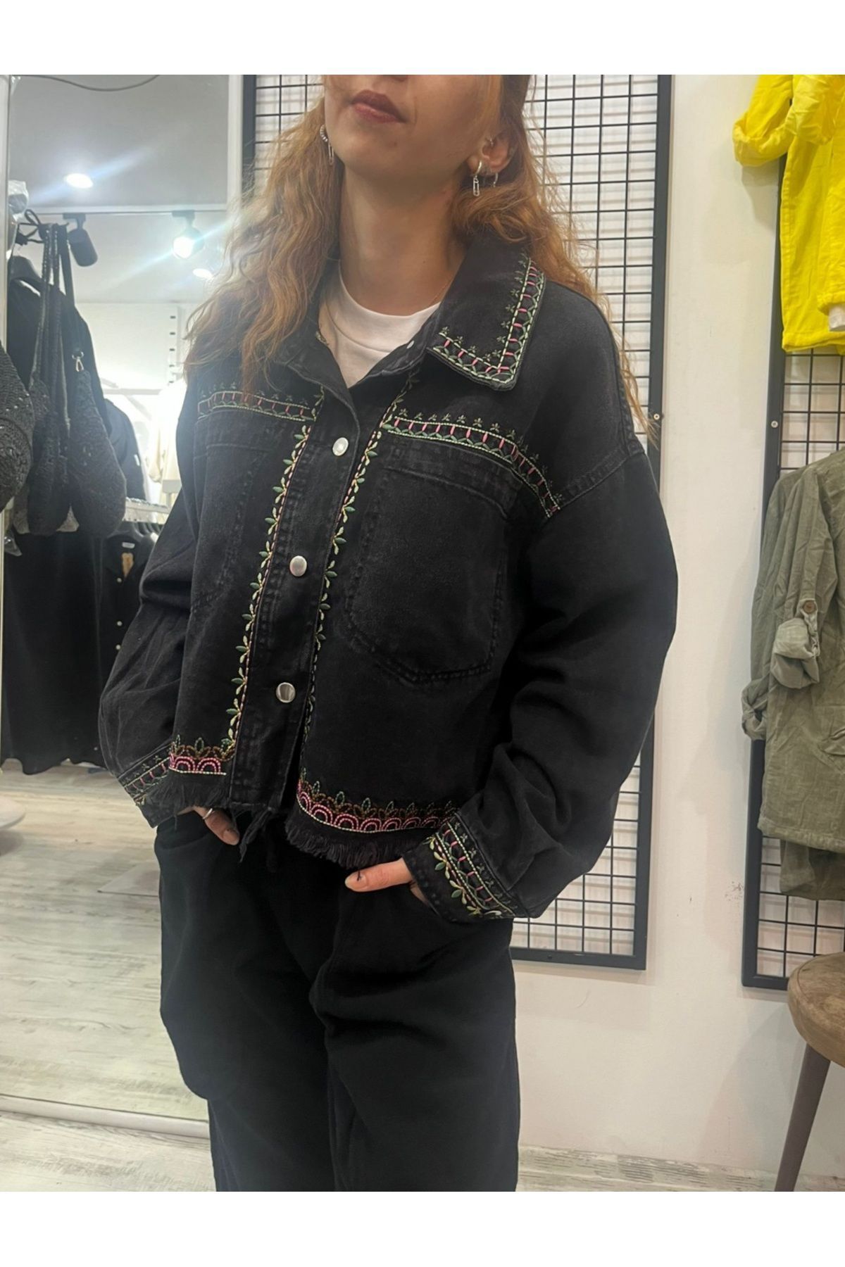 Nakış İşlemeli Püskül Detaylı Kısa Denim Ceket Nakış İşlemeli Püskül Detaylı Kısa Denim Ceket