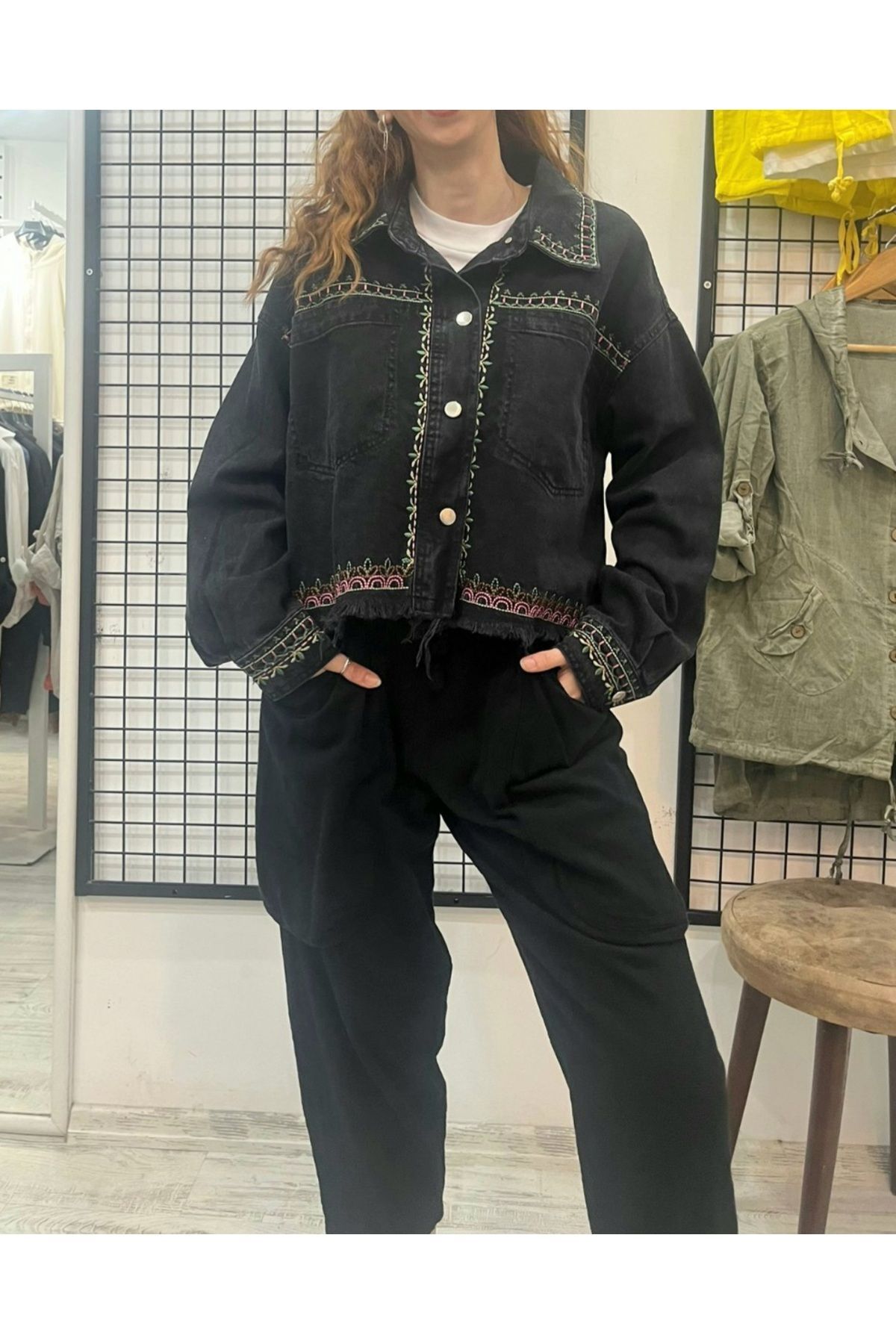 Nakış İşlemeli Püskül Detaylı Kısa Denim Ceket Nakış İşlemeli Püskül Detaylı Kısa Denim Ceket