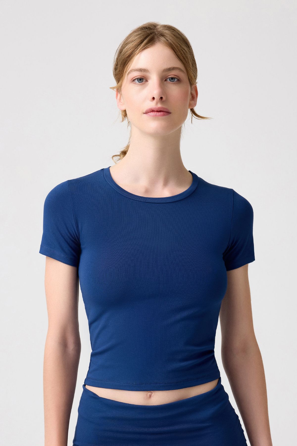 x Melodi Lacivert Bedene Oturan Tişört Short Fitted x Melodi Lacivert Bedene Oturan Tişört Short Fitted