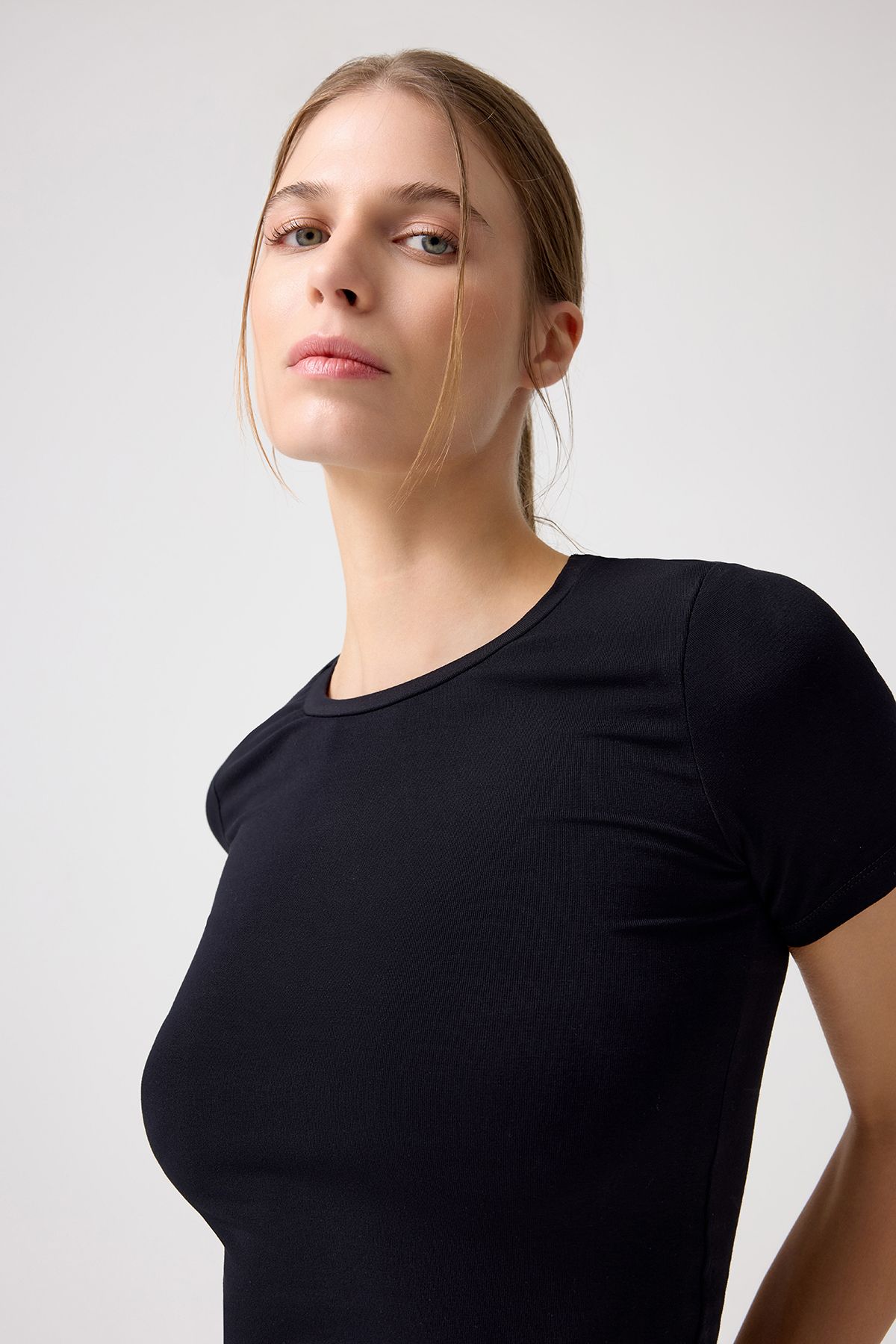 x Melodi Siyah Bedene Oturan Tişört Short Fitted x Melodi Siyah Bedene Oturan Tişört Short Fitted