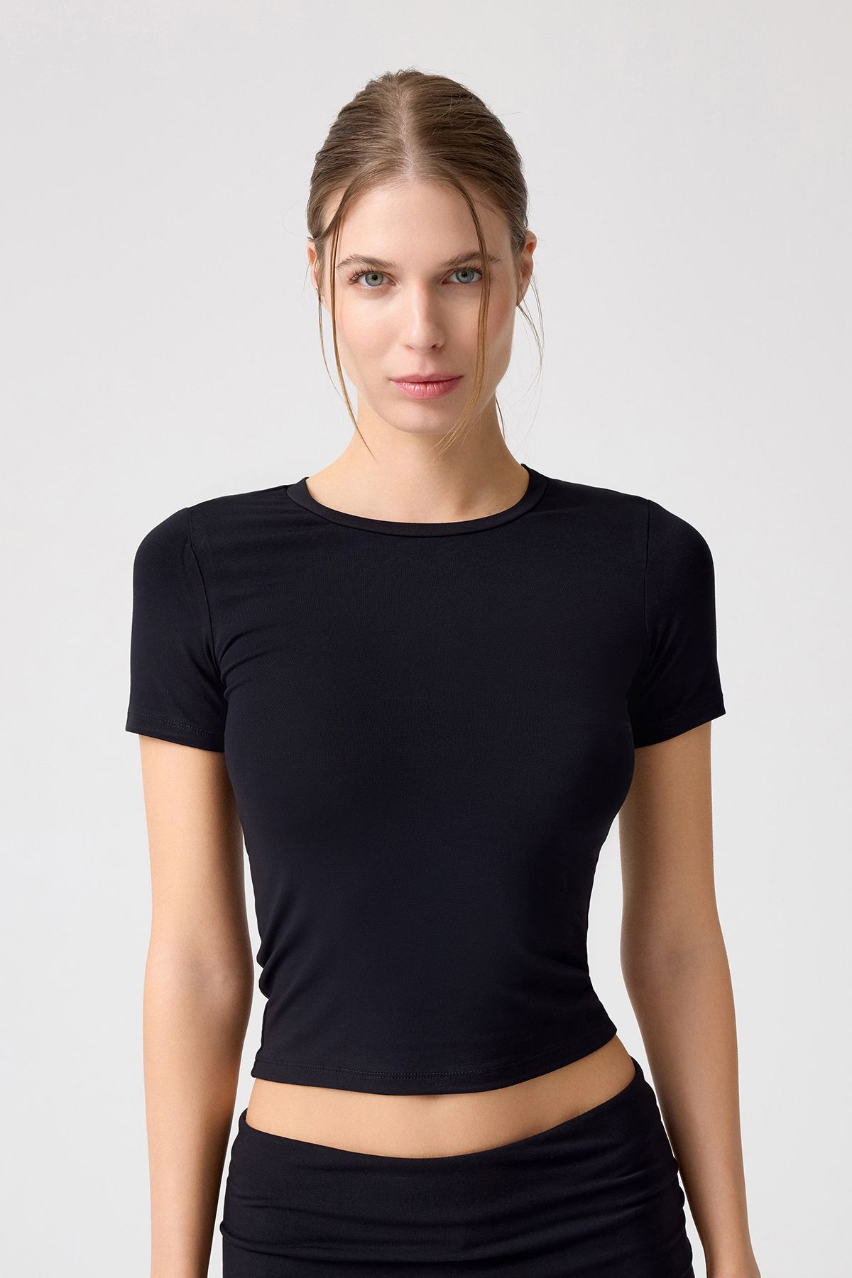 x Melodi Siyah Bedene Oturan Tişört Short Fitted x Melodi Siyah Bedene Oturan Tişört Short Fitted