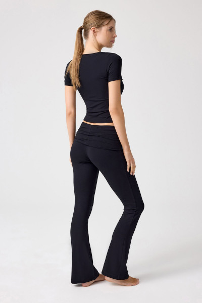 x Melodi Siyah Bedene Oturan Tişört Short Fitted x Melodi Siyah Bedene Oturan Tişört Short Fitted