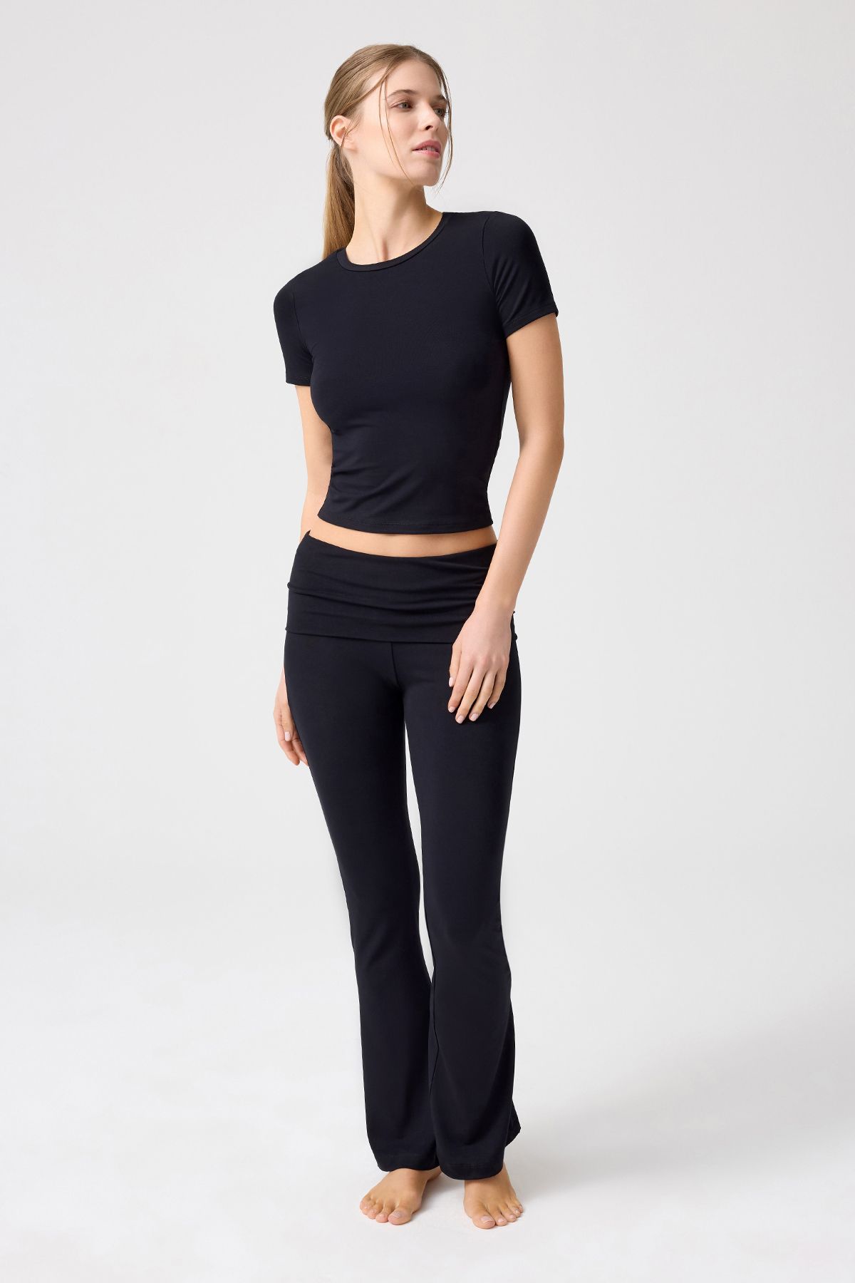 x Melodi Siyah Bedene Oturan Tişört Short Fitted x Melodi Siyah Bedene Oturan Tişört Short Fitted