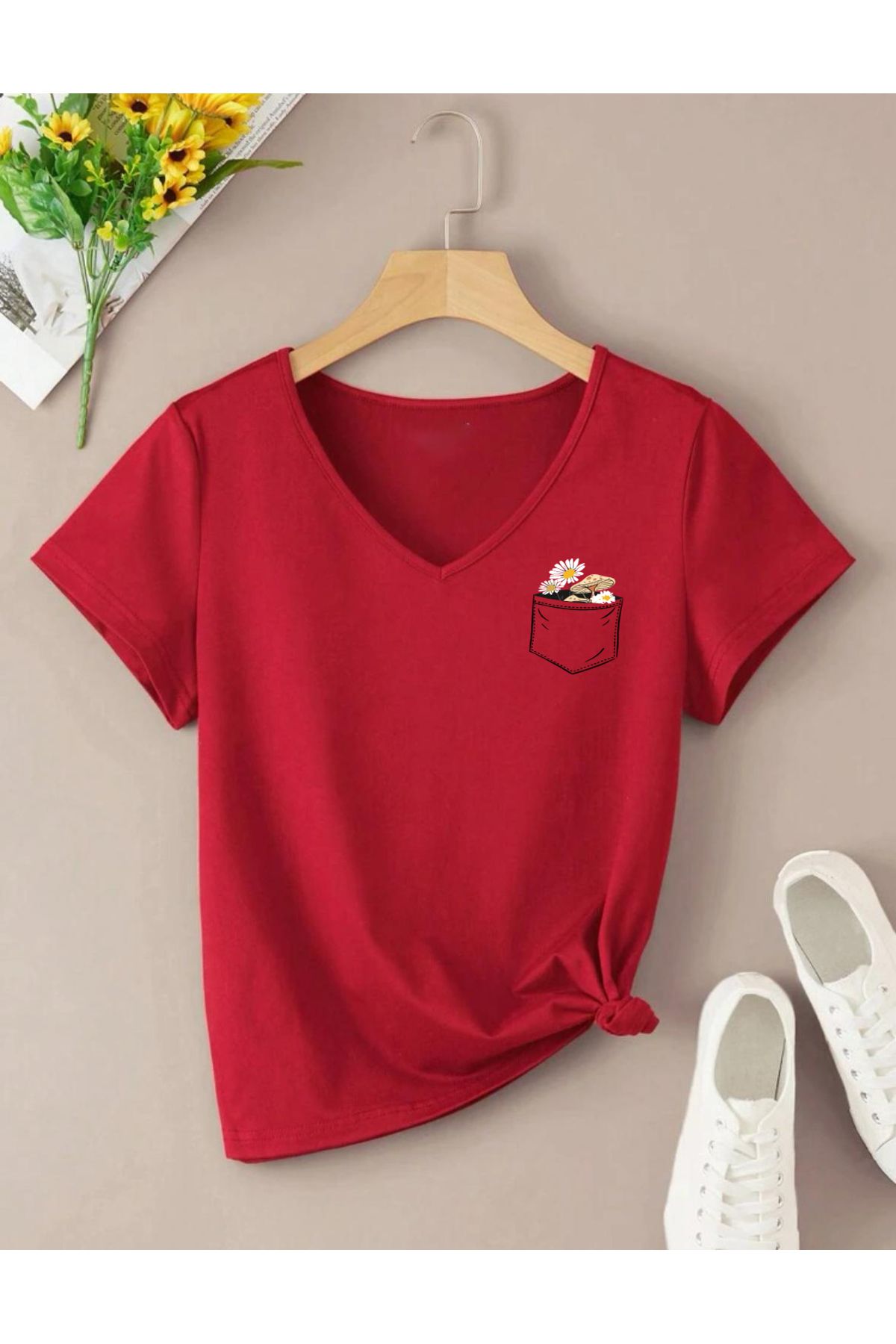V Yaka Basic Çiçek Baskılı Pamuklu Tshirt (NORMAL KALIP) V Yaka Basic Çiçek Baskılı Pamuklu Tshirt (NORMAL KALIP)