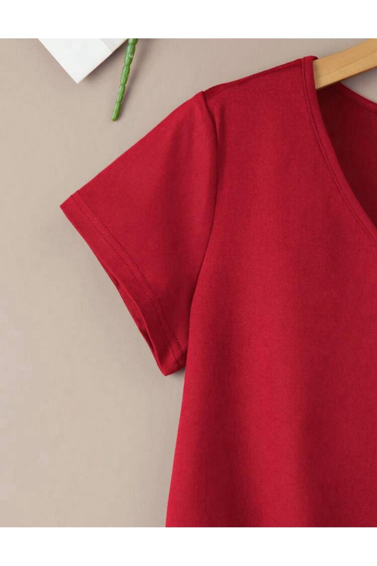 V Yaka Basic Çiçek Baskılı Pamuklu Tshirt (NORMAL KALIP) V Yaka Basic Çiçek Baskılı Pamuklu Tshirt (NORMAL KALIP)