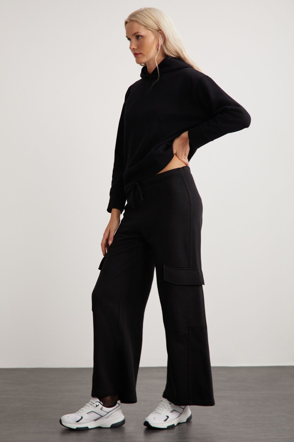 Kemberly Kadın Kapüşonlu Relaxed Kalıp Basic Siyah Sweatshirt Kemberly Kadın Kapüşonlu Relaxed Kalıp Basic Siyah Sweatshirt