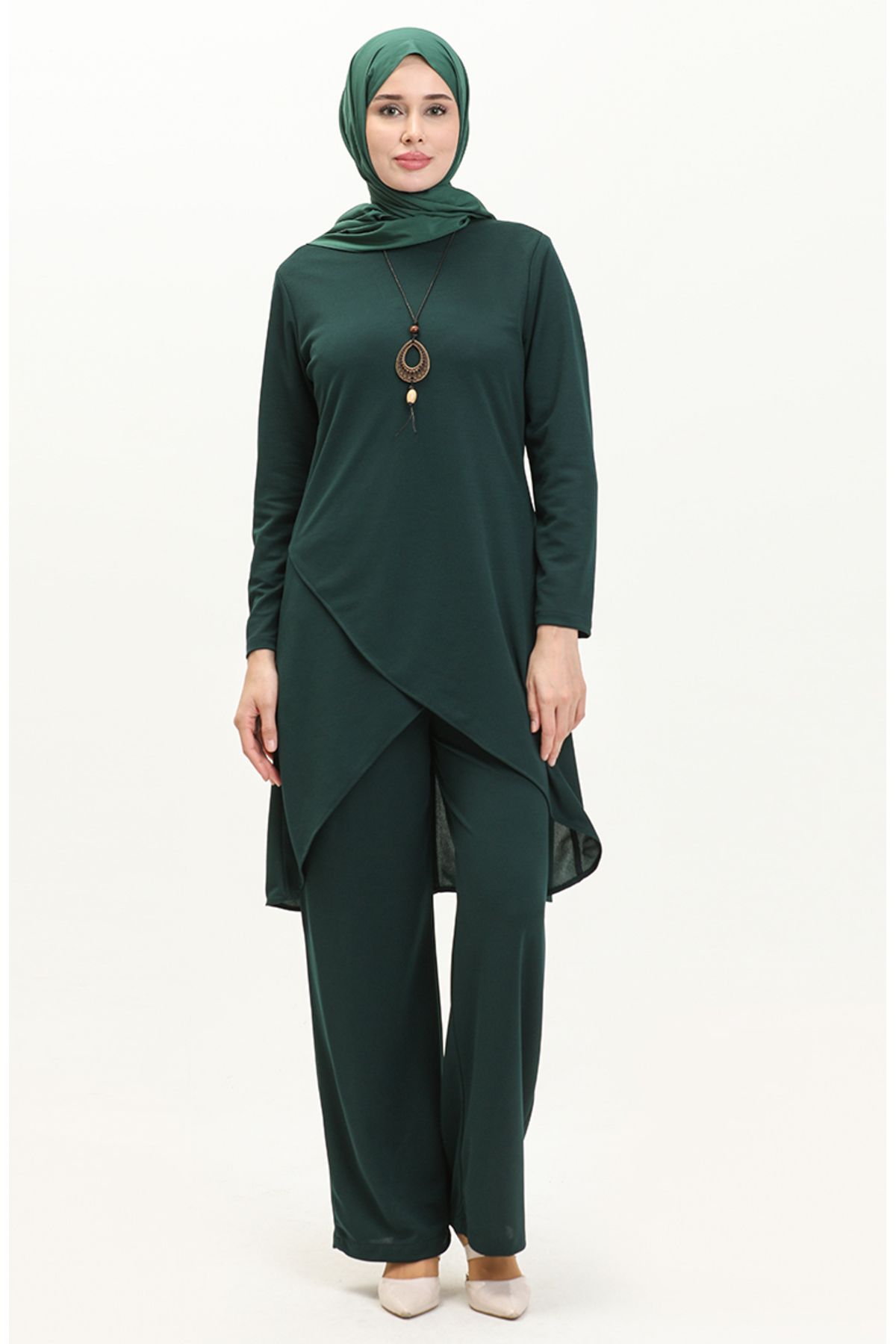 Kolyeli Tunik Pantolon İkili Takım 0704-01 Zümrüt Yeşili Kolyeli Tunik Pantolon İkili Takım 0704-01 Zümrüt Yeşili