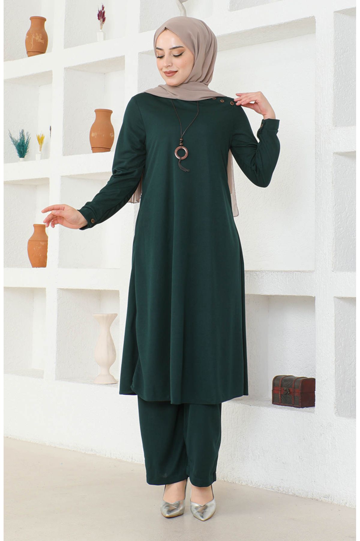 Kolyeli Tunik Pantolon İkili Takım 0580-08 Zümrüt Yeşili Kolyeli Tunik Pantolon İkili Takım 0580-08 Zümrüt Yeşili