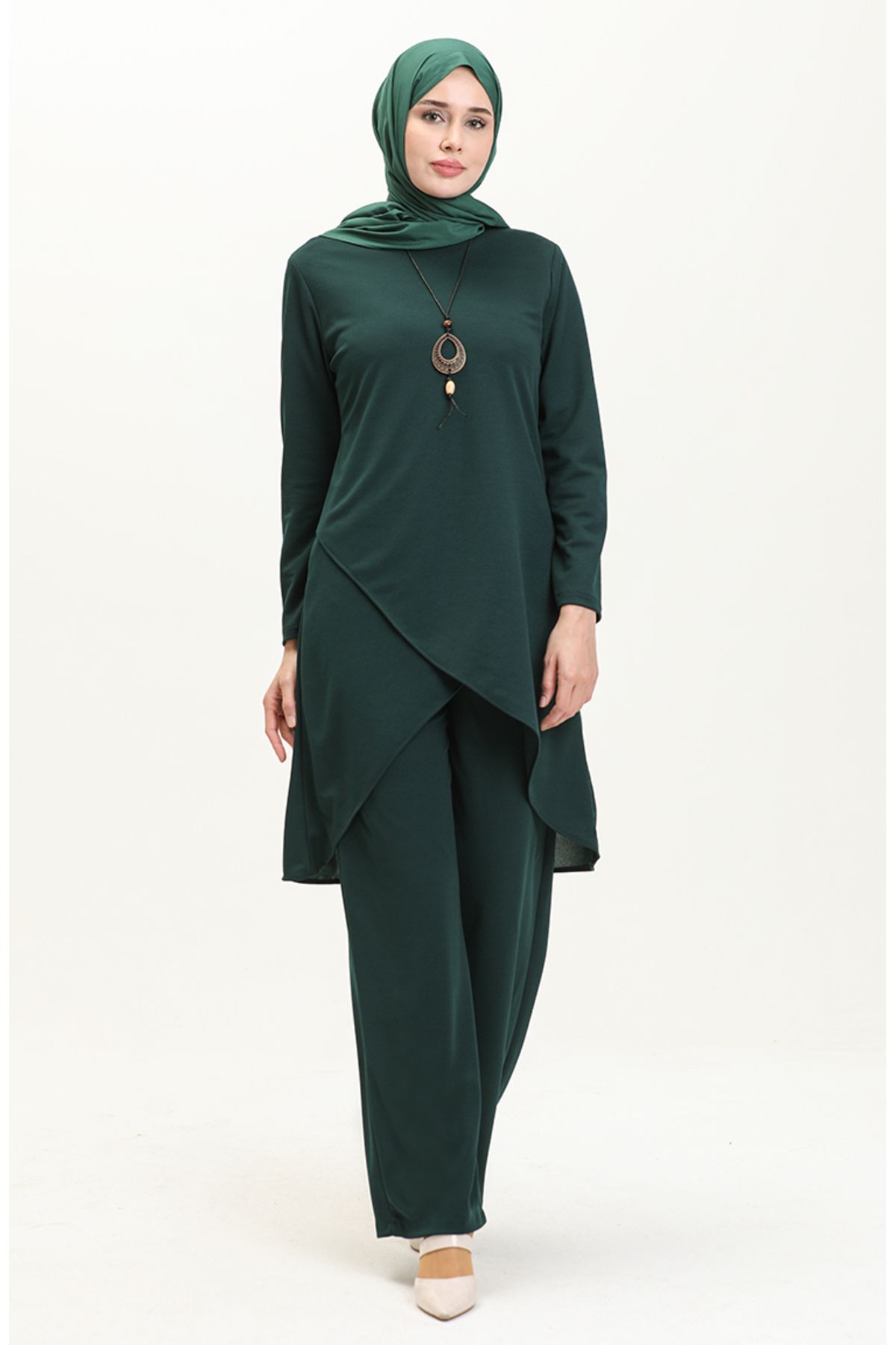 Kolyeli Tunik Pantolon İkili Takım 0704-01 Zümrüt Yeşili Kolyeli Tunik Pantolon İkili Takım 0704-01 Zümrüt Yeşili