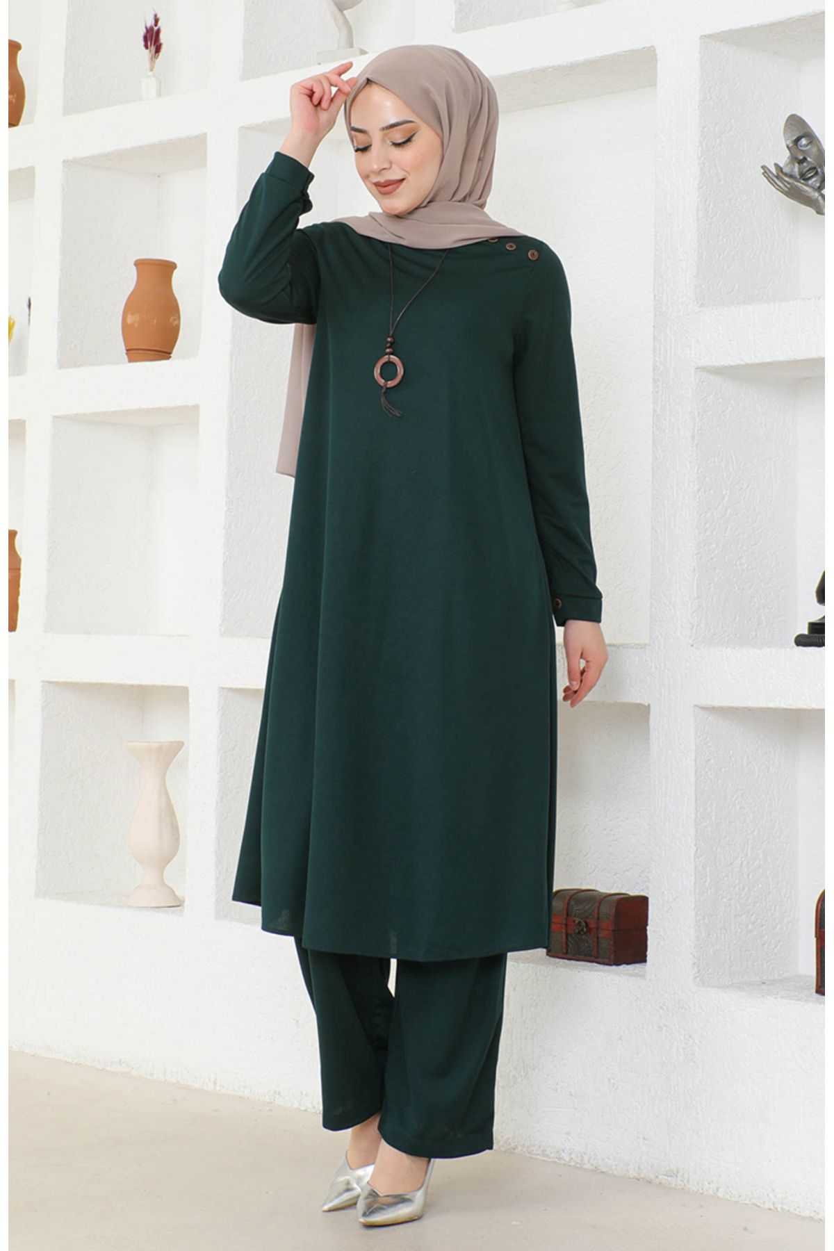 Kolyeli Tunik Pantolon İkili Takım 0580-08 Zümrüt Yeşili Kolyeli Tunik Pantolon İkili Takım 0580-08 Zümrüt Yeşili