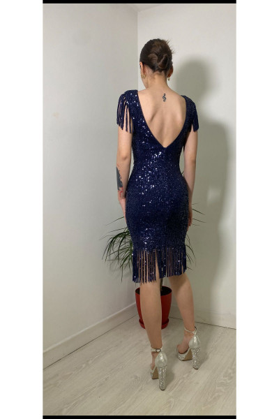 Sırt Dekolteli Püsküllü Pullu Elbise