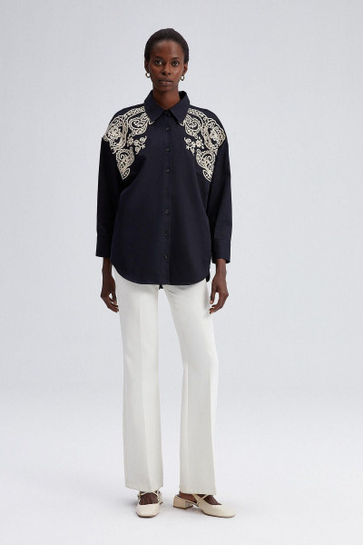 ÖNÜ NAKIŞLI OVERSİZE GÖMLEK ÖNÜ NAKIŞLI OVERSİZE GÖMLEK