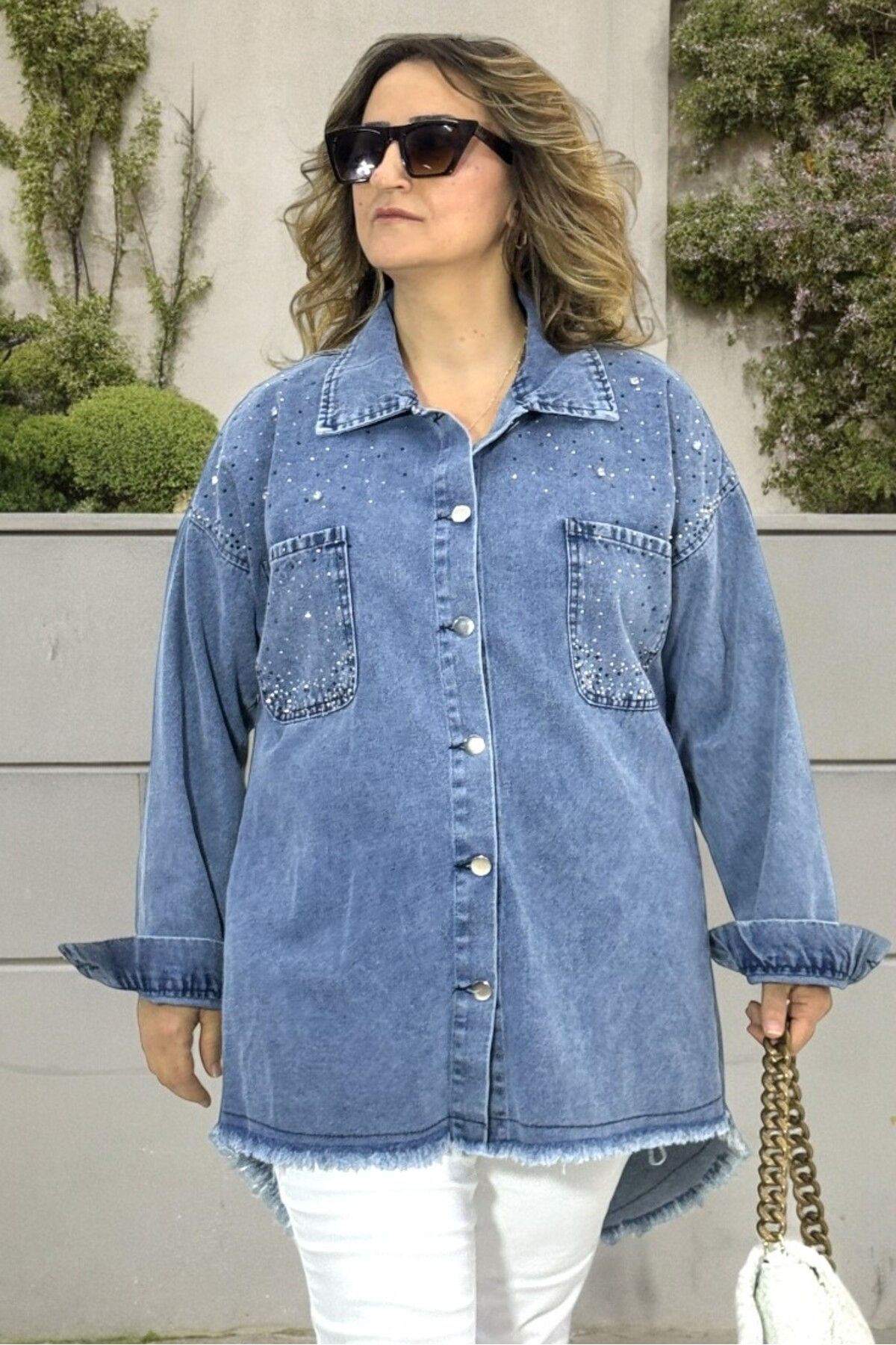 TAŞ İŞLEMELİ DÜĞME KAPAMA ARKASI UZUN KESİM JEAN KOT GÖMLEK CEKET TAŞ İŞLEMELİ DÜĞME KAPAMA ARKASI UZUN KESİM JEAN KOT GÖMLEK CEKET