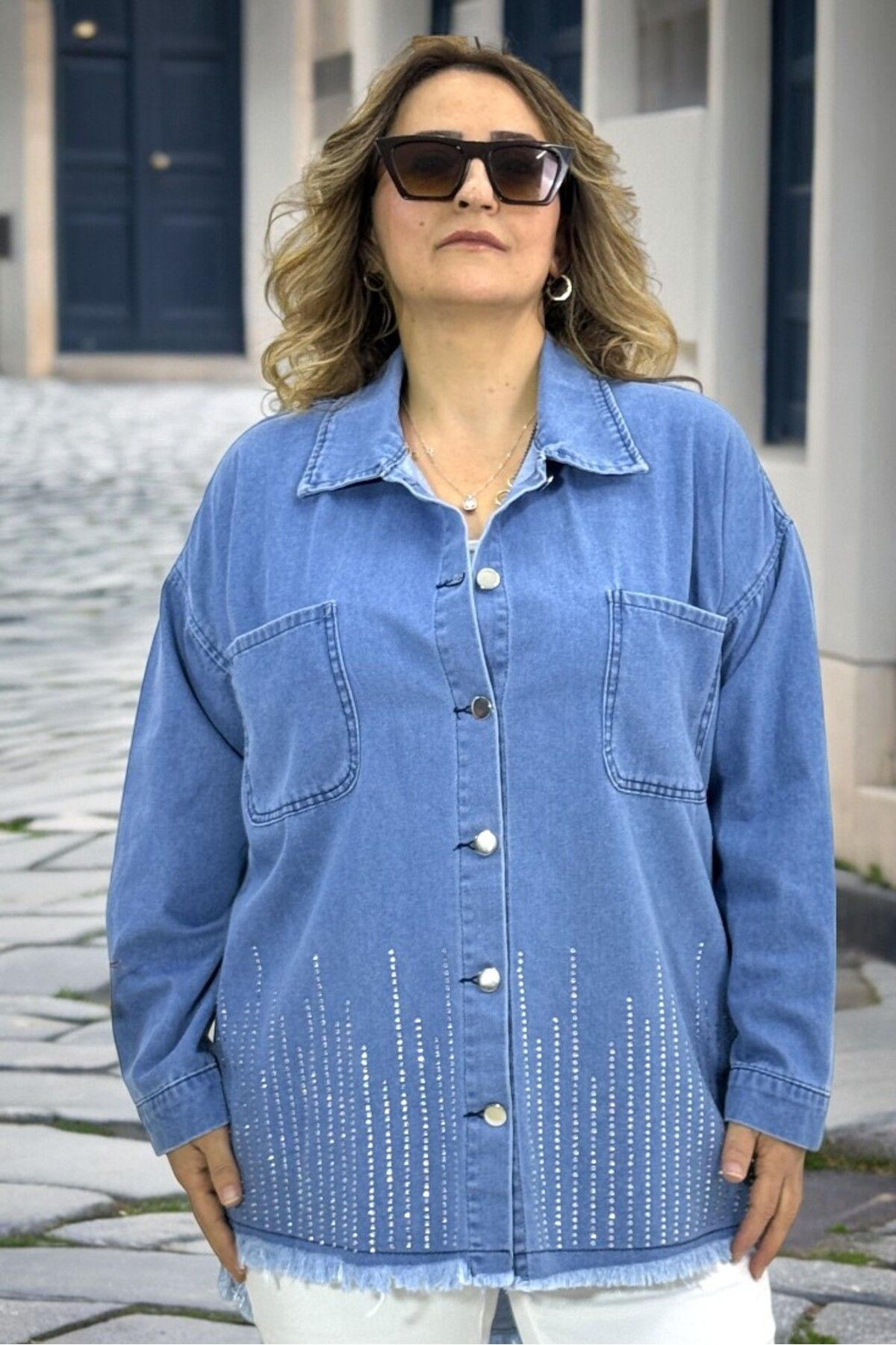 TAŞ İŞLEMELİ DÜĞME KAPAMA ARKASI UZUN KESİM JEAN KOT GÖMLEK CEKET TAŞ İŞLEMELİ DÜĞME KAPAMA ARKASI UZUN KESİM JEAN KOT GÖMLEK CEKET