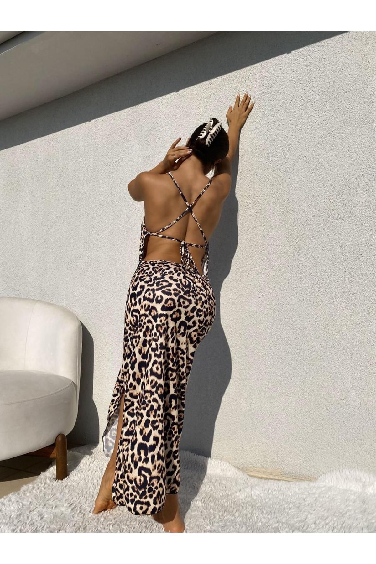 Kadın Sırttan Bağlamalı Göğüs Dekolteli Derin Yırtmaçlı Leopar Seksi Fantezi Elbise