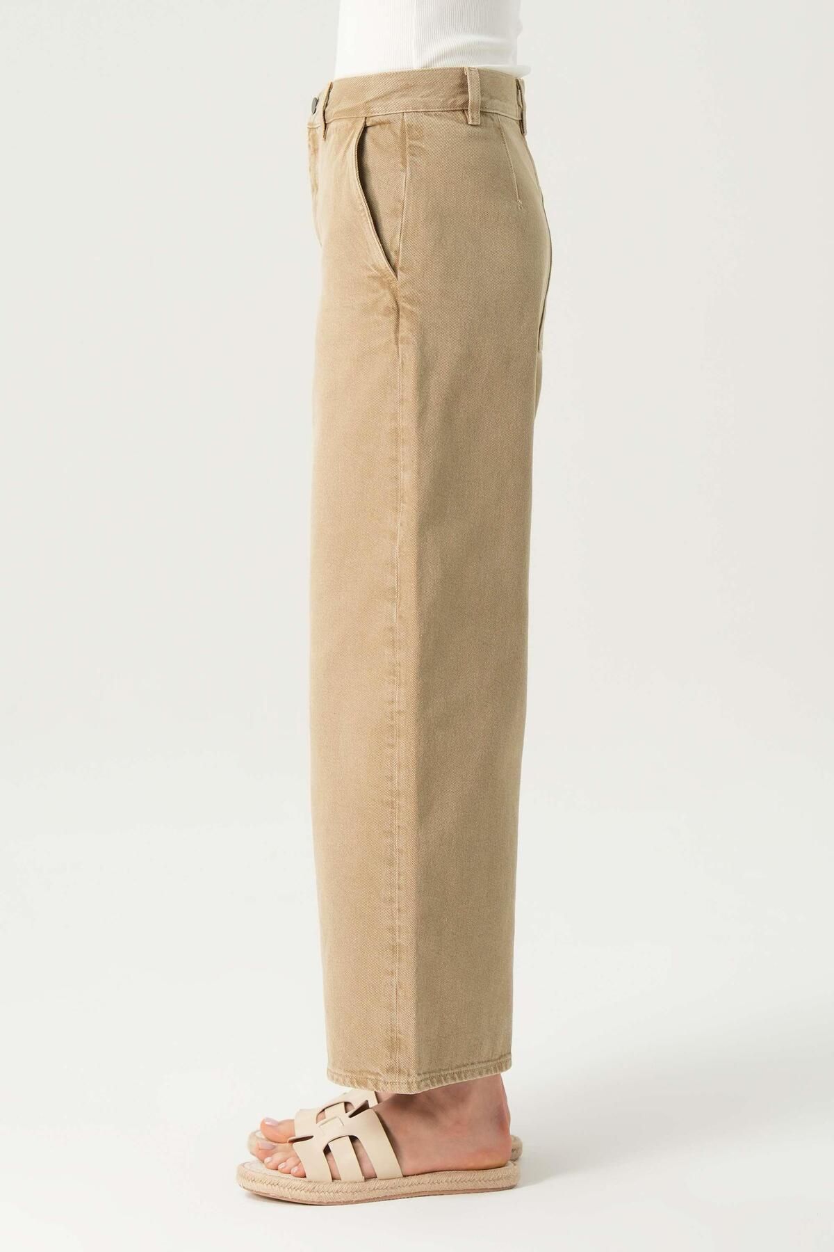 Weslie Camel Rengi Yüksek Bel Patı Fermuarlı Yandan Cepli Cropped Wideleg Jean Pantolon C 4530-107 Weslie Camel Rengi Yüksek Bel Patı Fermuarlı Yandan Cepli Cropped Wideleg Jean Pantolon C 4530-107