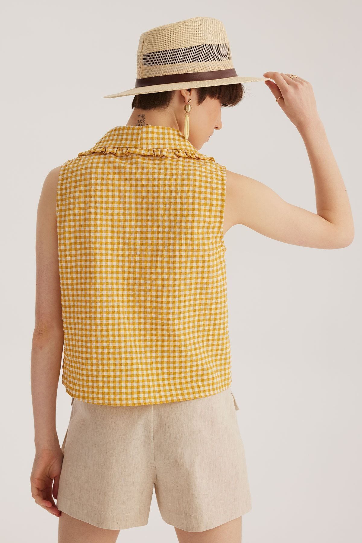 Sarı Bebe Yaka Kolsuz Ekoseli Bluz Sarı Bebe Yaka Kolsuz Ekoseli Bluz