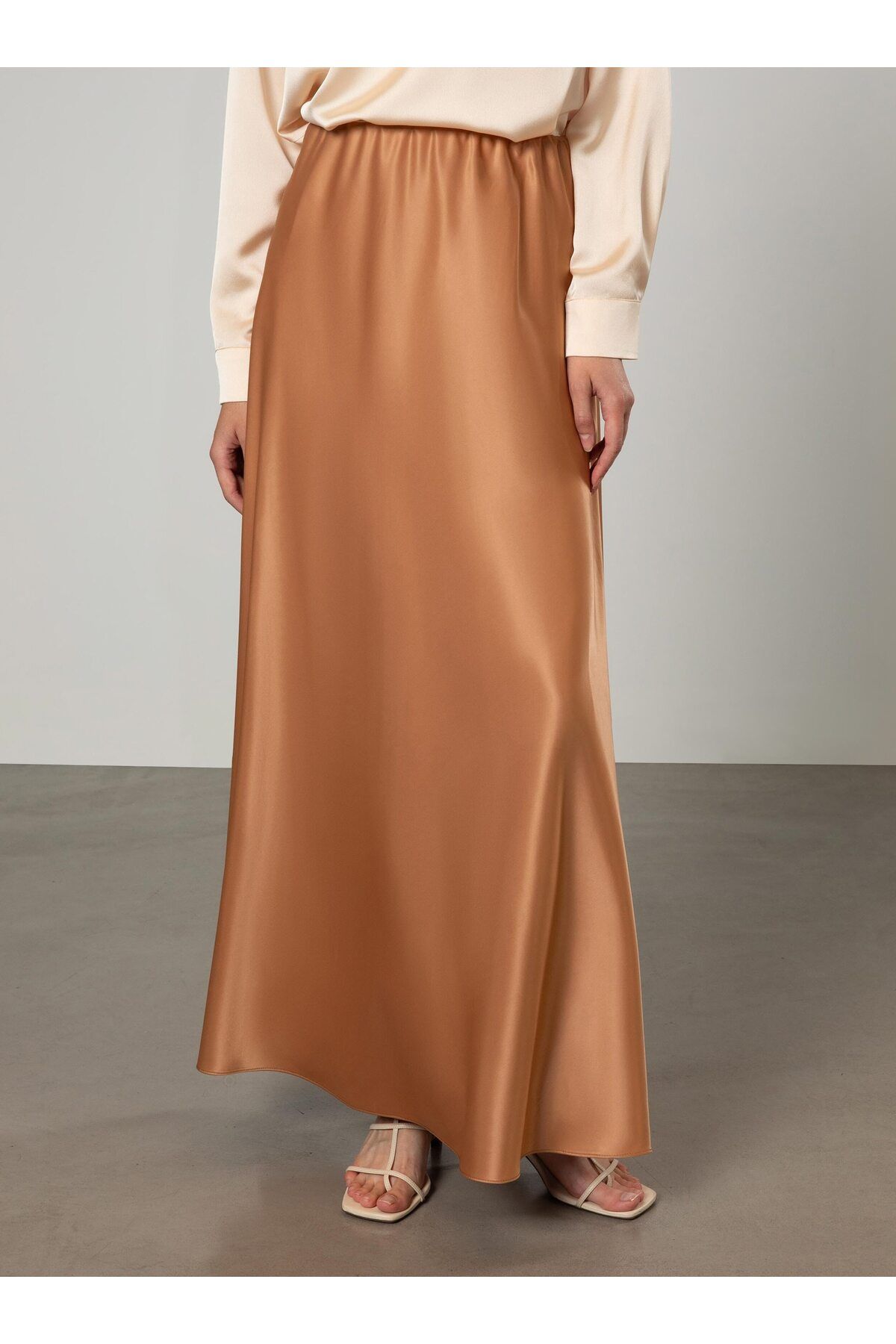 Mevlana Kalıp Beli Lastikli Saten Etek - Camel - Refka Mevlana Kalıp Beli Lastikli Saten Etek - Camel - Refka