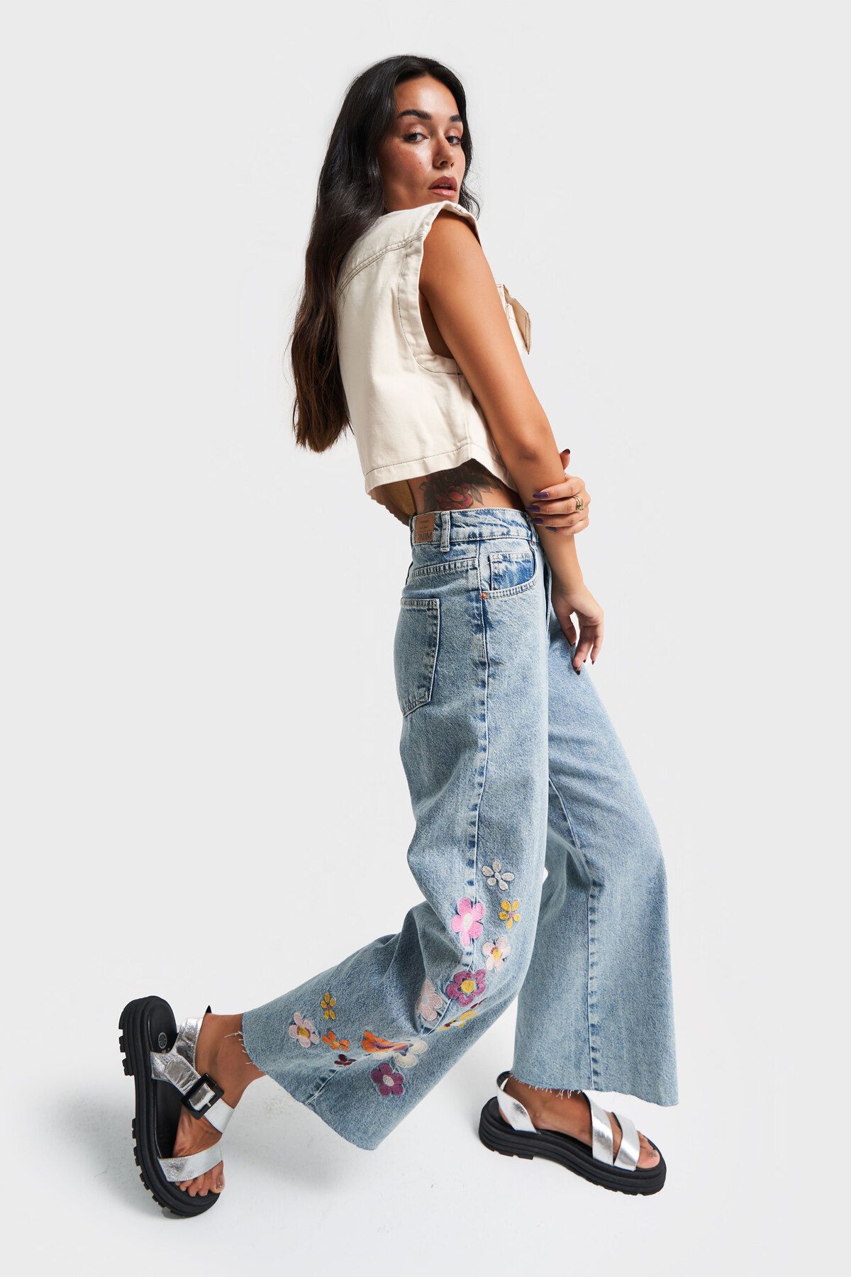Kadın Snow Kot Rengi Çiçek Nakışlı Culotte Fit Tasarım Denim Kadın Snow Kot Rengi Çiçek Nakışlı Culotte Fit Tasarım Denim