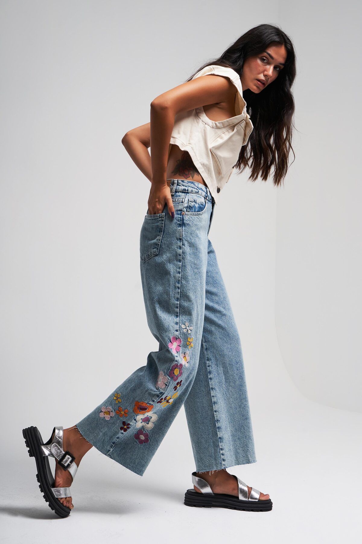 Kadın Snow Kot Rengi Çiçek Nakışlı Culotte Fit Tasarım Denim Kadın Snow Kot Rengi Çiçek Nakışlı Culotte Fit Tasarım Denim