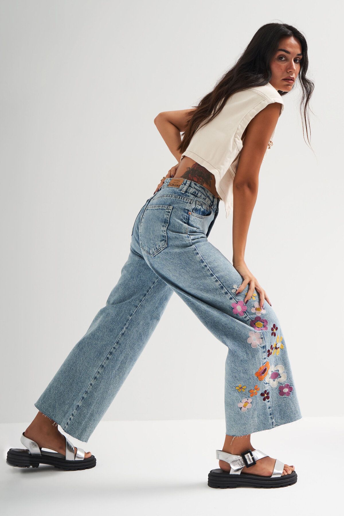 Kadın Snow Kot Rengi Çiçek Nakışlı Culotte Fit Tasarım Denim Kadın Snow Kot Rengi Çiçek Nakışlı Culotte Fit Tasarım Denim