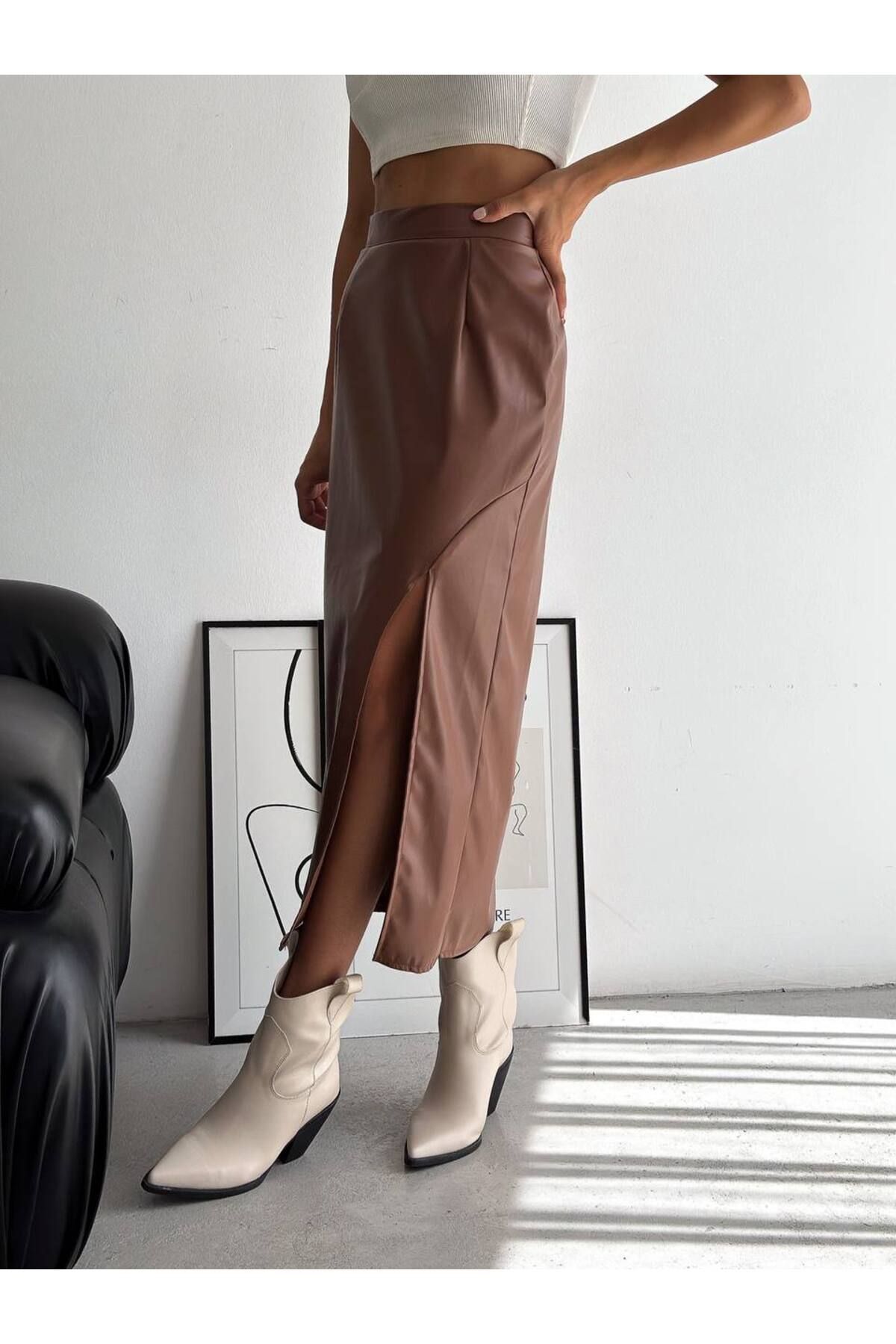 Taba Yırtmaçlı Beli Lastikli Pensli Mevsimlik Uzun Deri Etek 90 Cm Taba Yırtmaçlı Beli Lastikli Pensli Mevsimlik Uzun Deri Etek 90 Cm